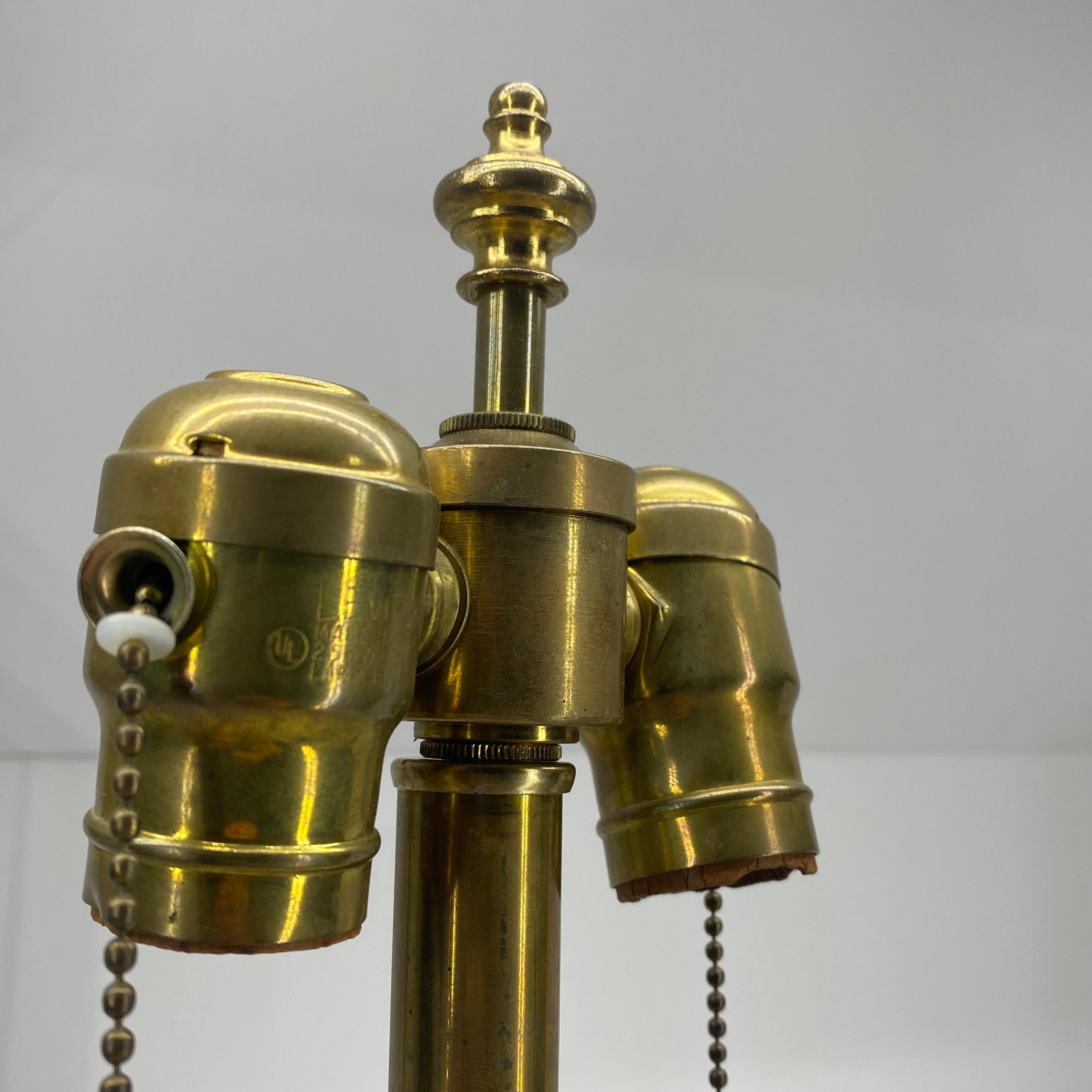 Paire de lampes de table en lucite et bronze moderne du milieu du siècle dernier en vente 11