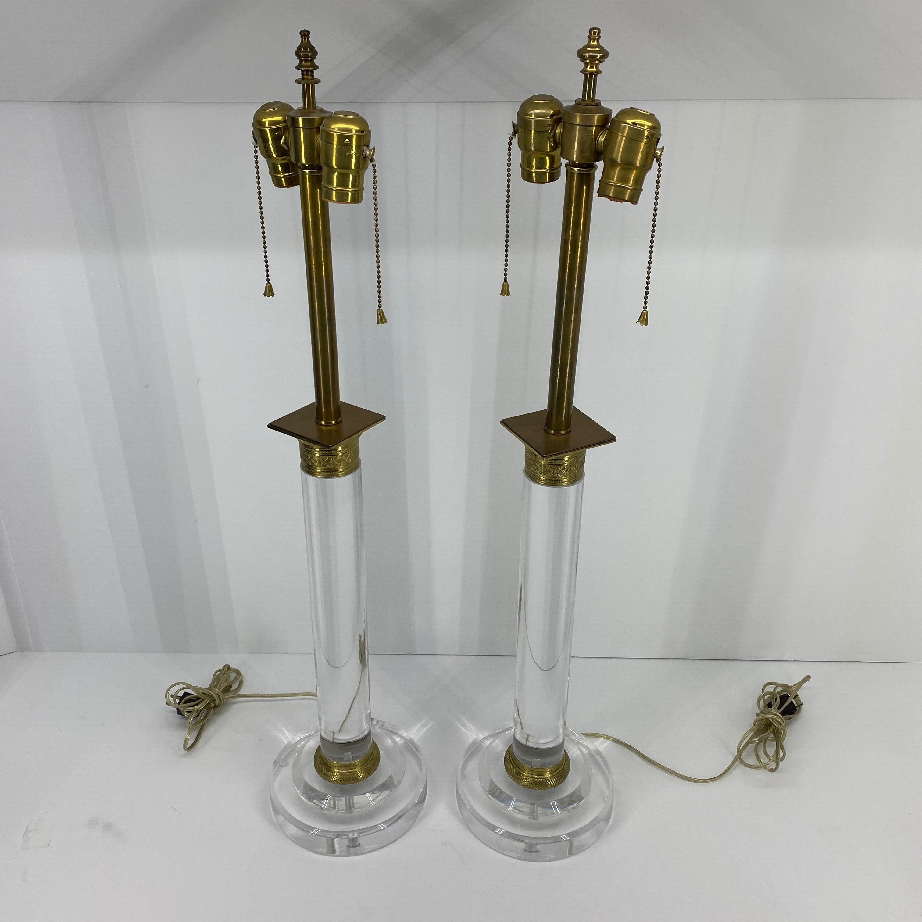 Paire de lampes de table en lucite et bronze moderne du milieu du siècle dernier Bon état - En vente à Haddonfield, NJ