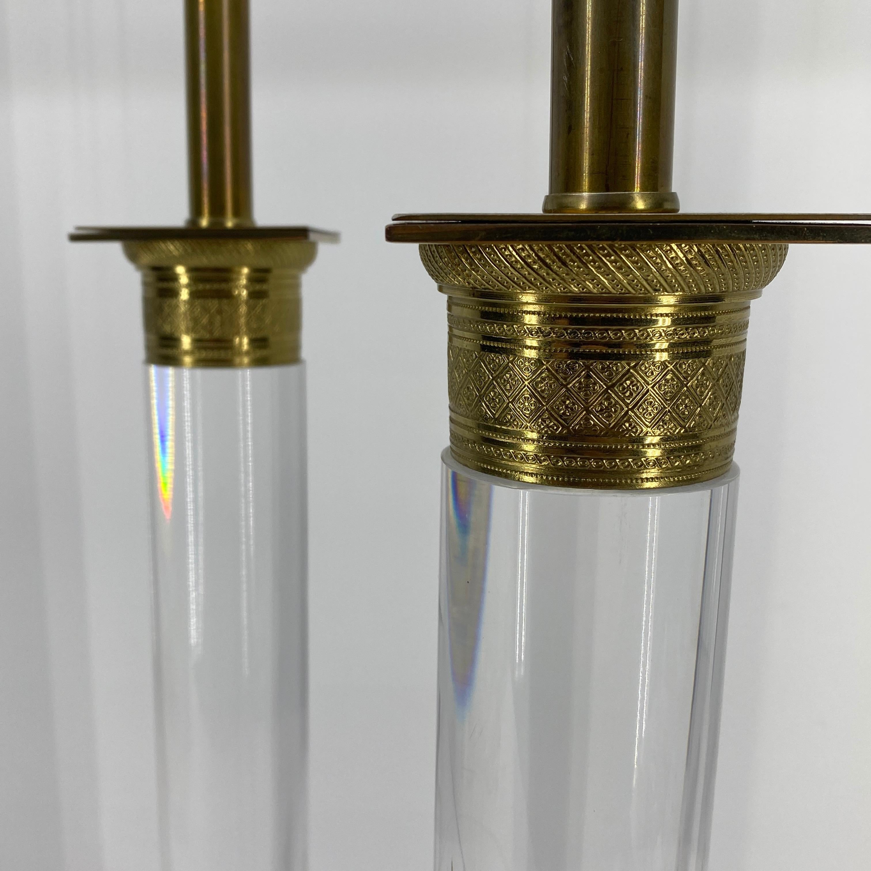 Paire de lampes de table en lucite et bronze moderne du milieu du siècle dernier en vente 1