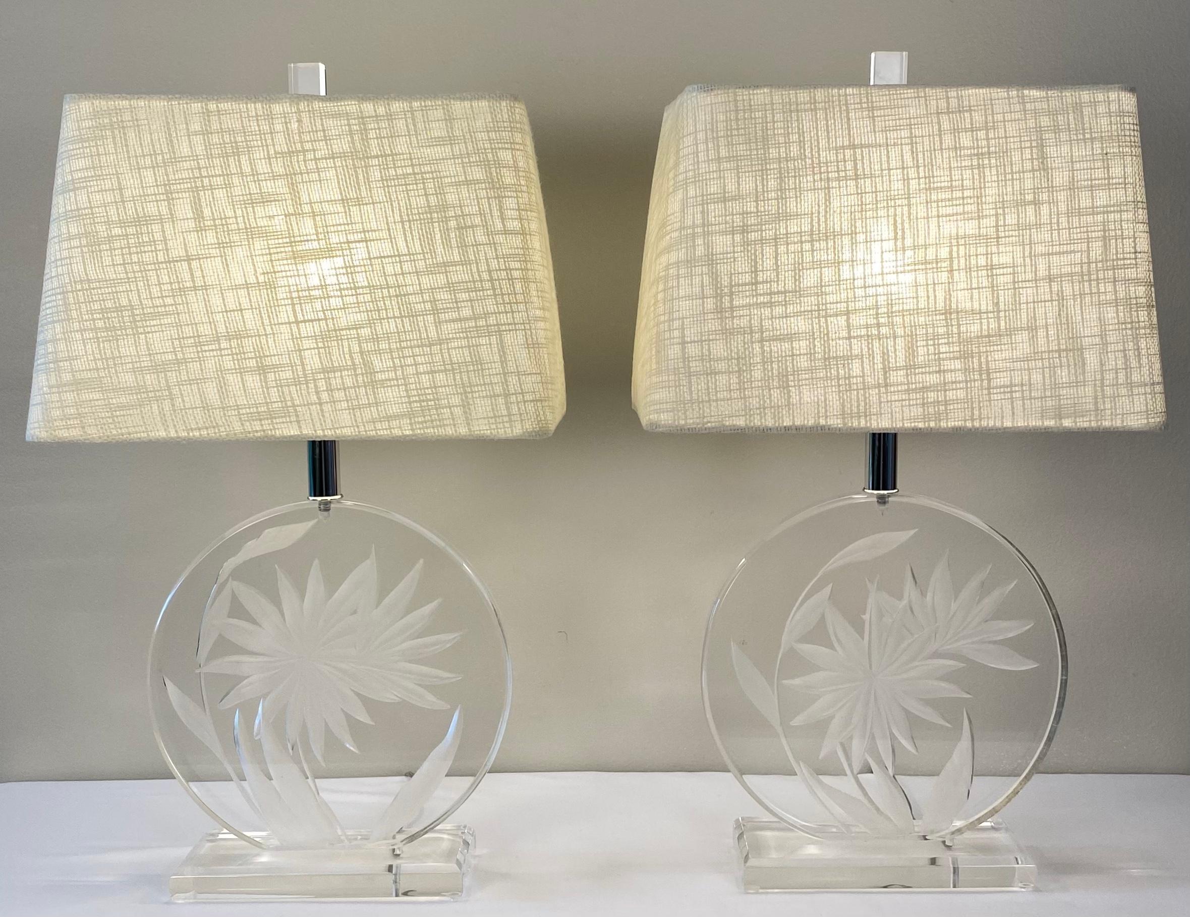 Chrome Pair of Mid-Century Modern Lucite Table Lamps in the Manner of Karl Springer For Sale