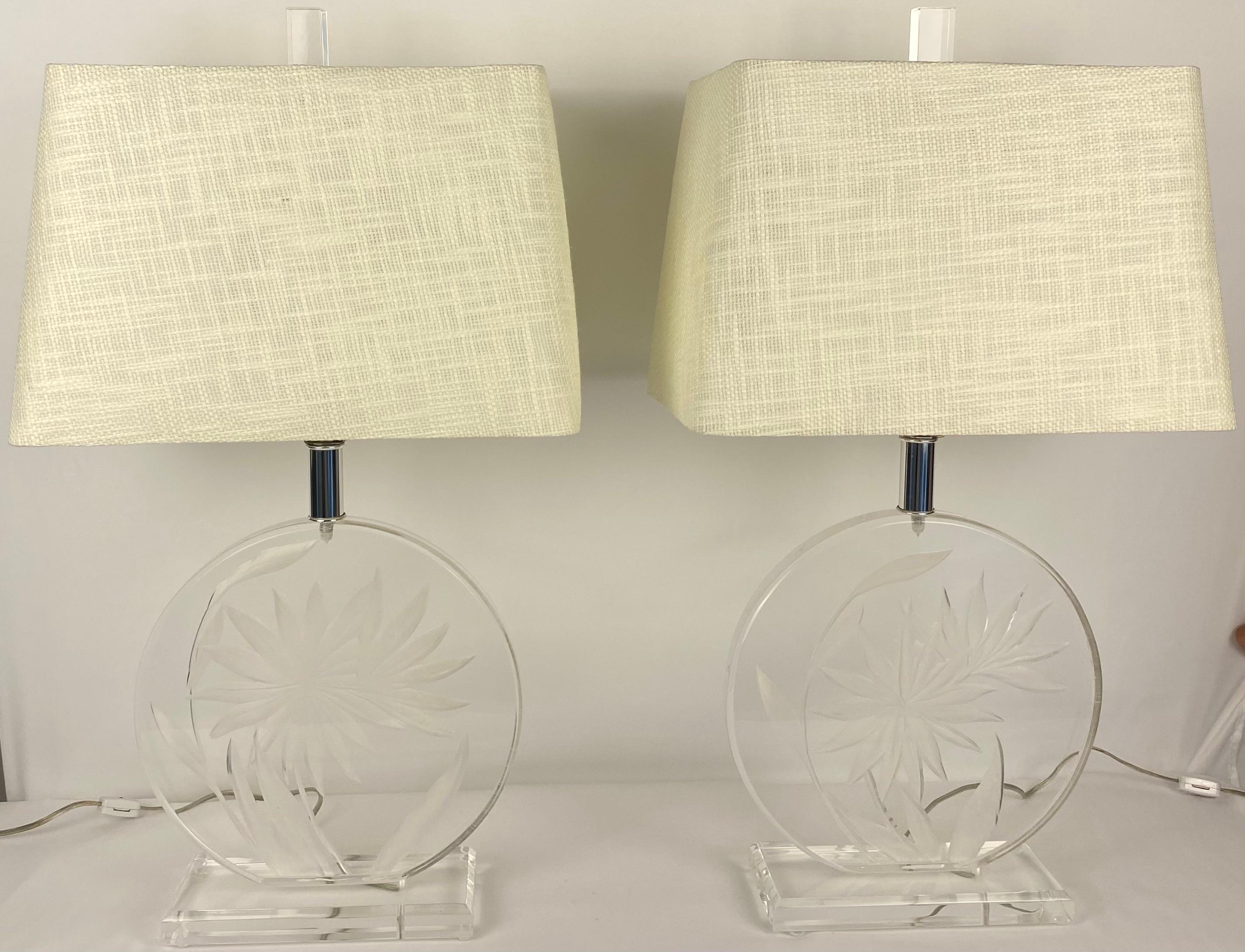 Chrome Paire de lampes de table en lucite mi-siècle moderne, à la manière de Karl Springer en vente