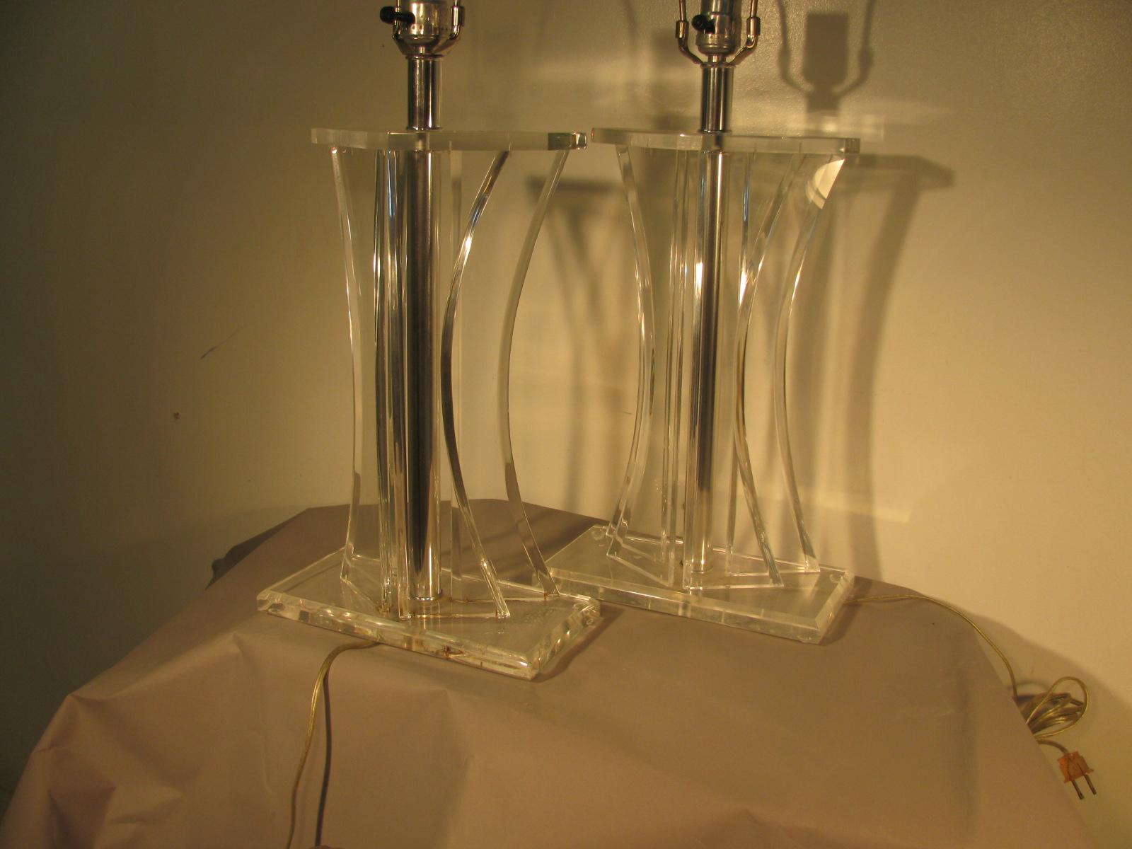 Paire de lampes de table en lucite de style moderne du milieu du siècle dernier Bon état - En vente à Port Jervis, NY