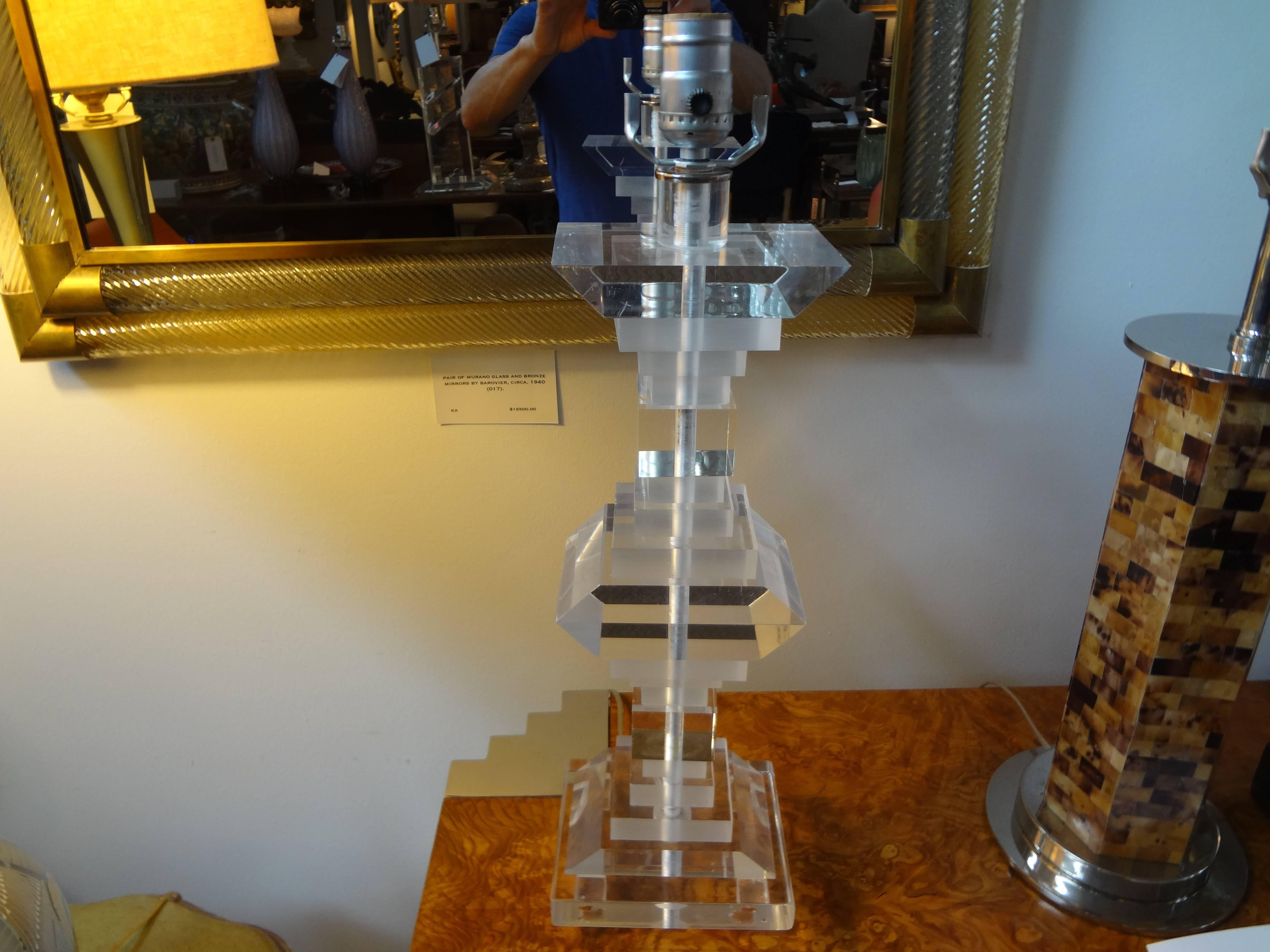 Lucite Paire de lampes de table en lucite mi-siècle moderne en vente