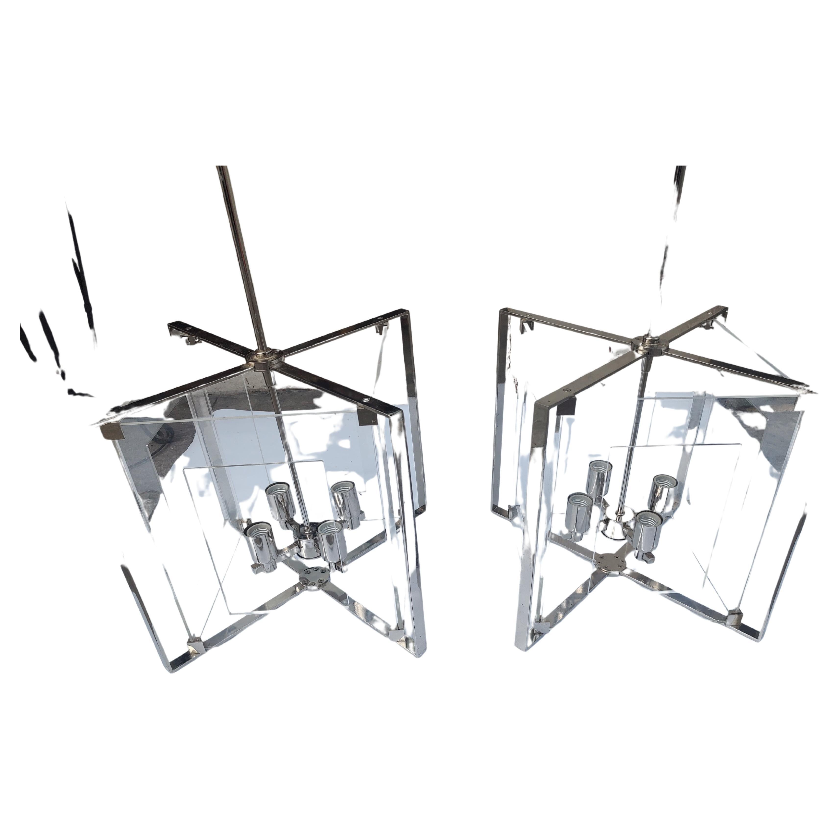 Fabelhaftes, modernes und klassisches Paar von durchbrochenem Lucit mit verchromten Rahmen für Hängelampen. Schöner Stil mit 4 Glühbirnen im Candlabra-Stil, die jede Leuchte beleuchten. Downrod und Fixture kombiniert ist derzeit fast 4ft, sondern