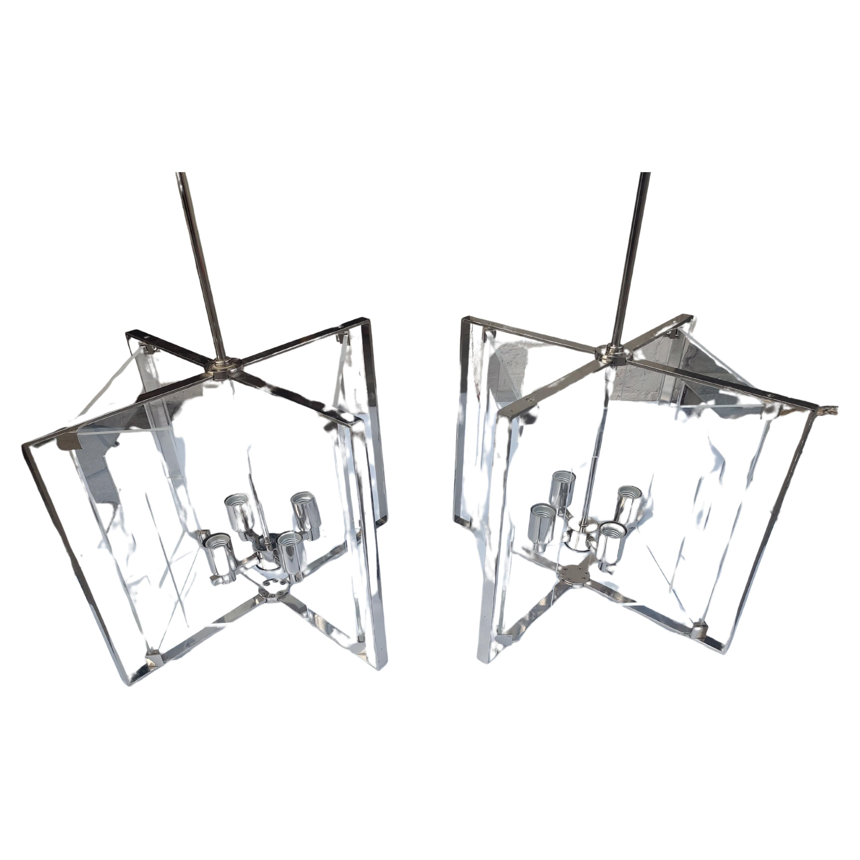 Paire de lampes à suspension en lucite et chrome de style mi-siècle moderne