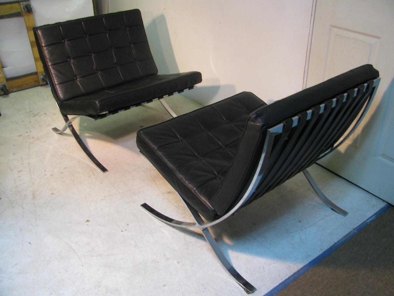 Pair of Mid-Century Modern Ludwig Mies van der Rohe Barcelona Chairs by Knoll In Good Condition In Port Jervis, NY