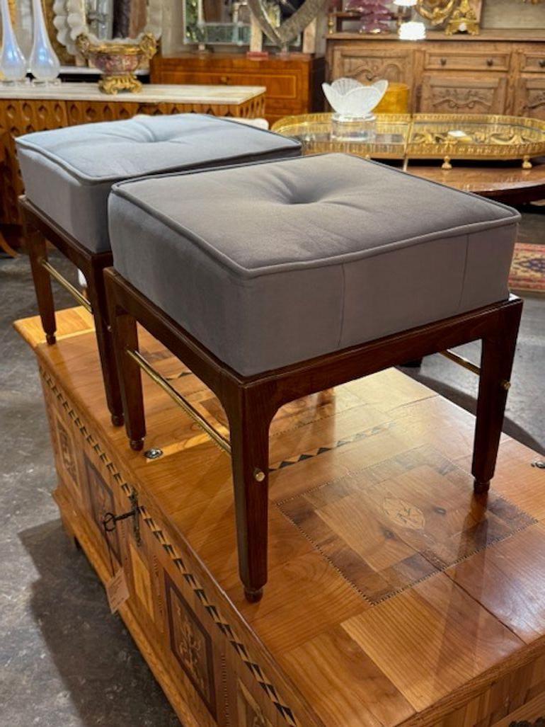 El producto es un par de bancos modernos de mediados de siglo tapizados en caoba y latón, lo que lo convierte en un complemento único y elegante para la decoración de cualquier hogar. Los asientos tapizados proporcionan un lugar cómodo y acogedor