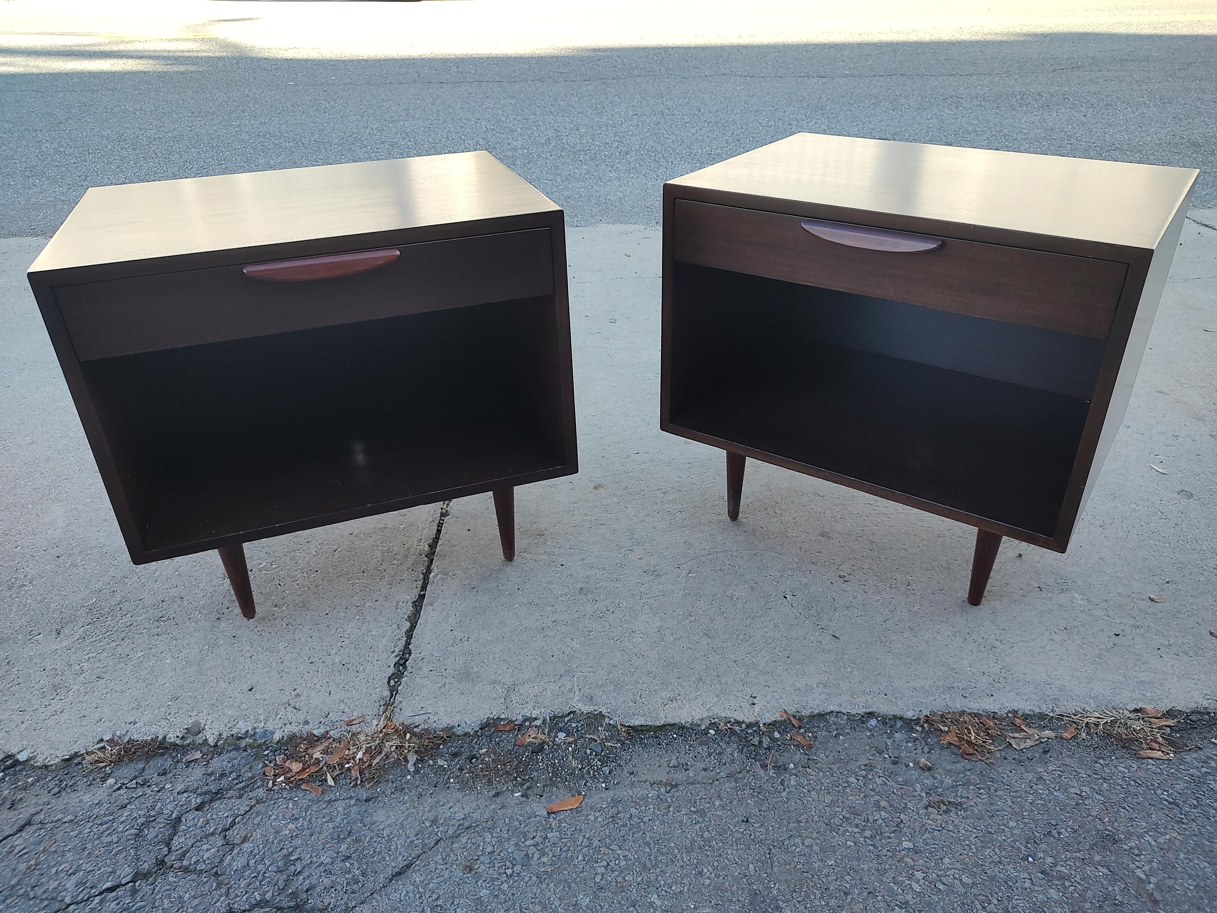 Hand-Crafted Pair of Mid Century Modern Mahogany Night Stands by Harvey Probber C1965 For Sale