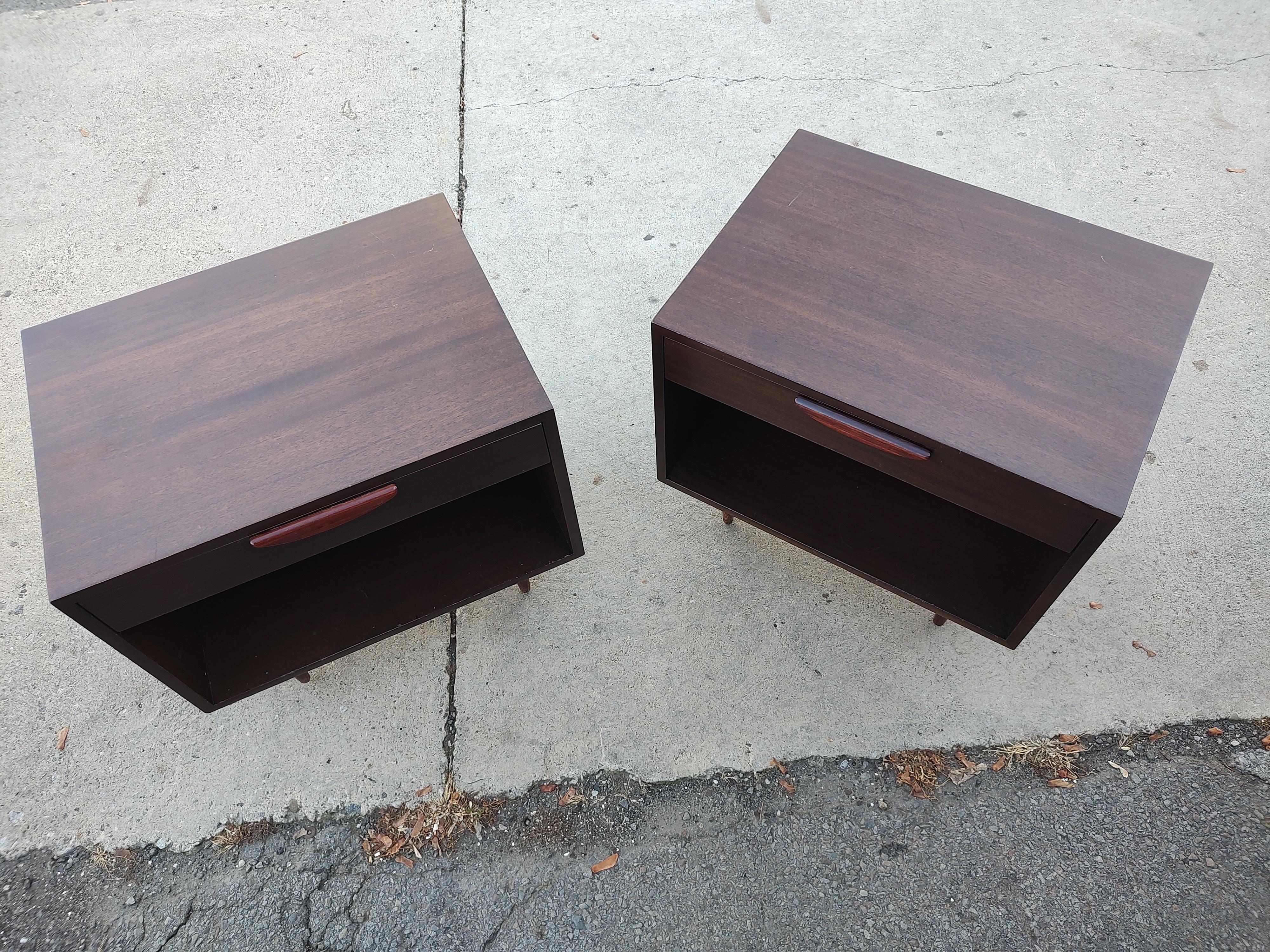 Mid-20th Century Pair of Mid Century Modern Mahogany Night Stands by Harvey Probber C1965 For Sale