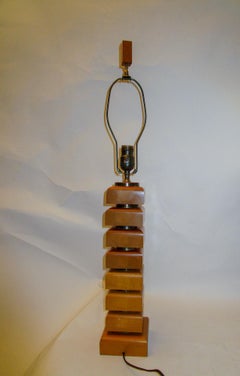 Coppia di lampade da tavolo in acero e ottone della modernità di metà secolo