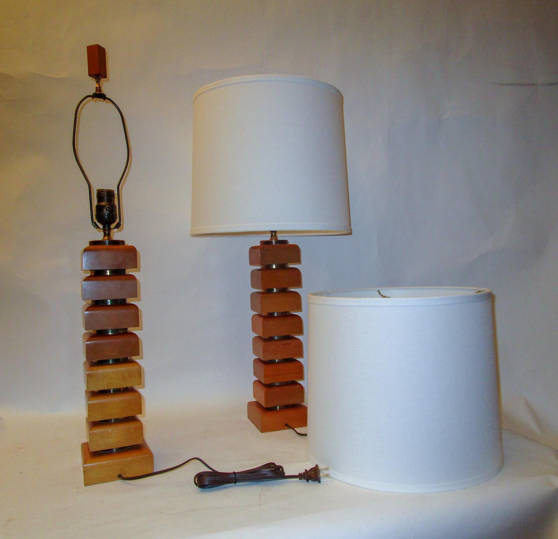 Mid-20th Century Pair of Mid-Century Modern Maple and Brass Table Lamps