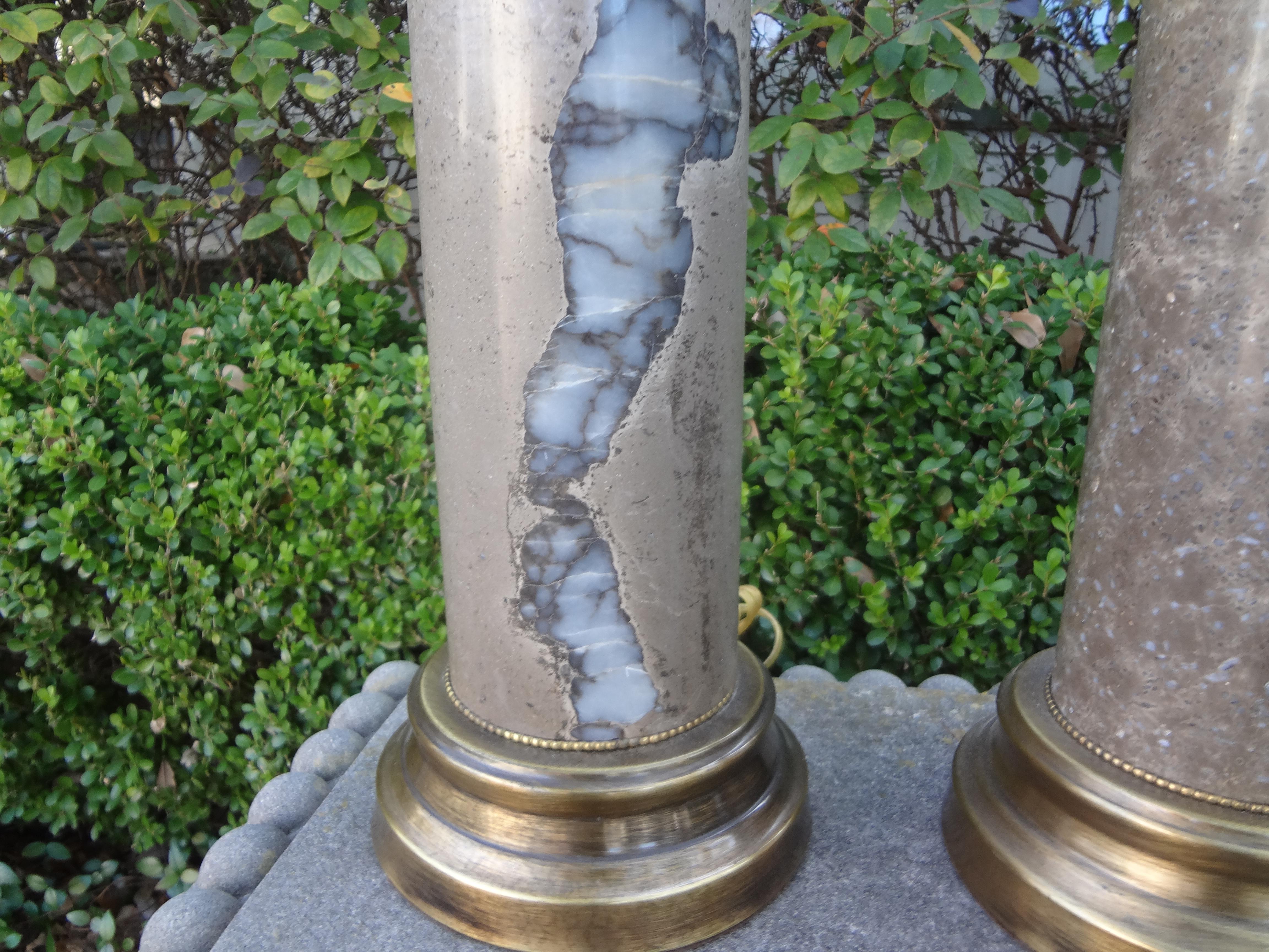Hollywood Regency Coppia di lampade a colonna in marmo della modernità di metà secolo in vendita