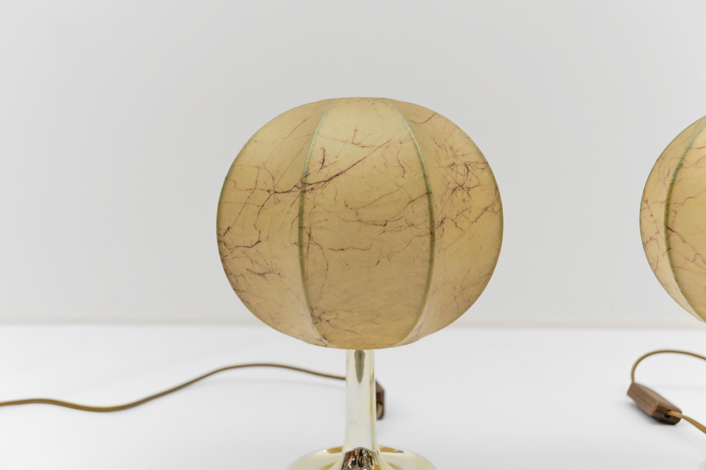 Paire de lampes de table tulipe cocon marbrée The MODERNITY, Goldkant, années 1950 en vente 4
