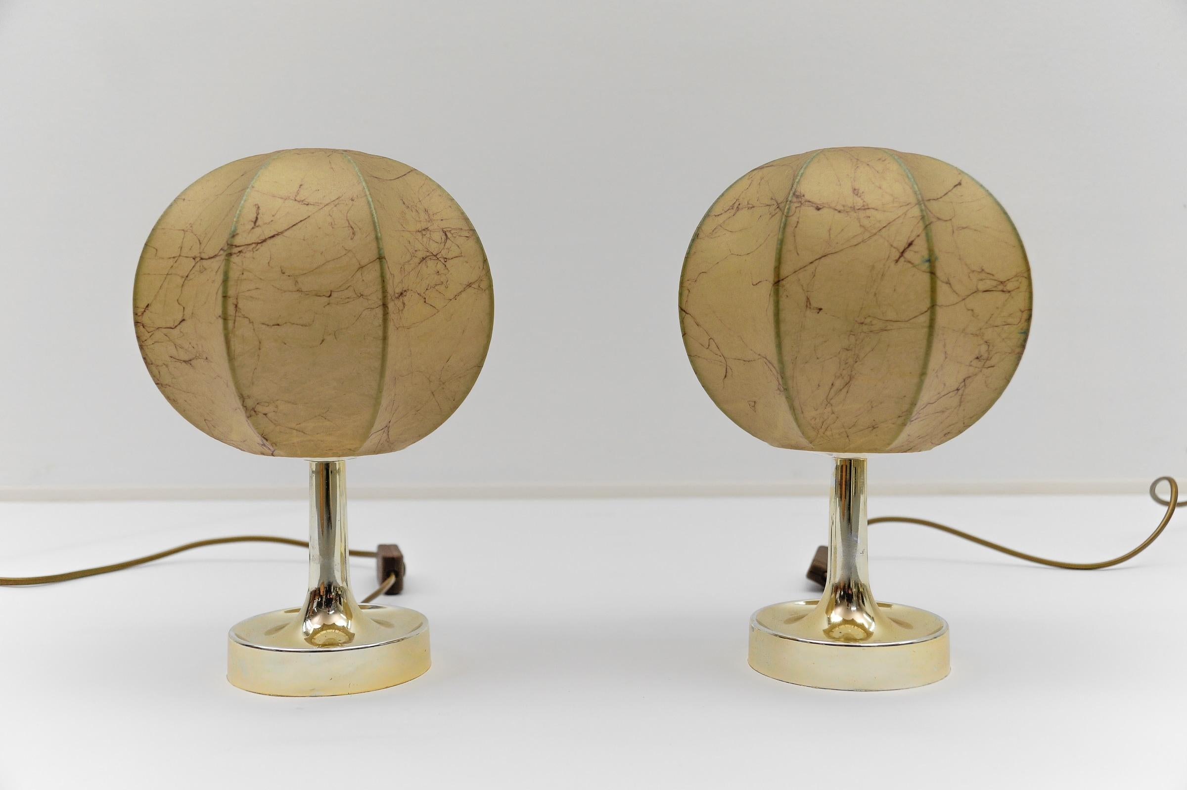 Paire de lampes de table tulipe cocon marbrée The MODERNITY, Goldkant, années 1950

Bon état, les teintes du cocon avec la patine typique. Veuillez voir les photos.

La lampe nécessite une ampoule à vis Edison E14 / E15. Elle est câblée et en état