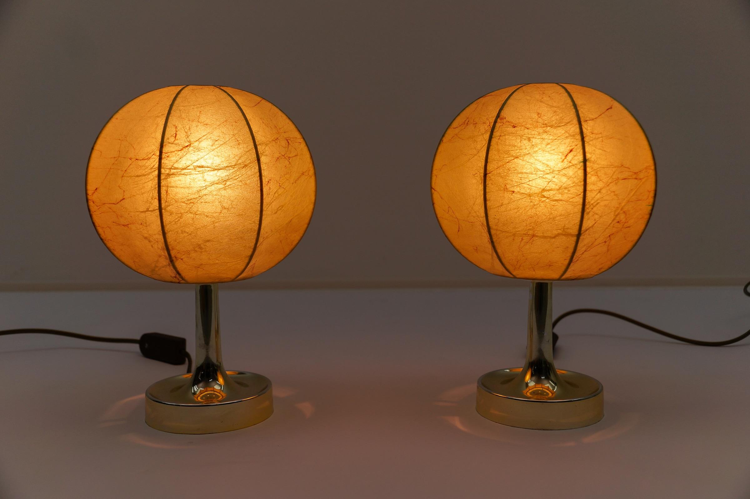 Mid-Century Modern Paire de lampes de table tulipe cocon marbrée The MODERNITY, Goldkant, années 1950 en vente