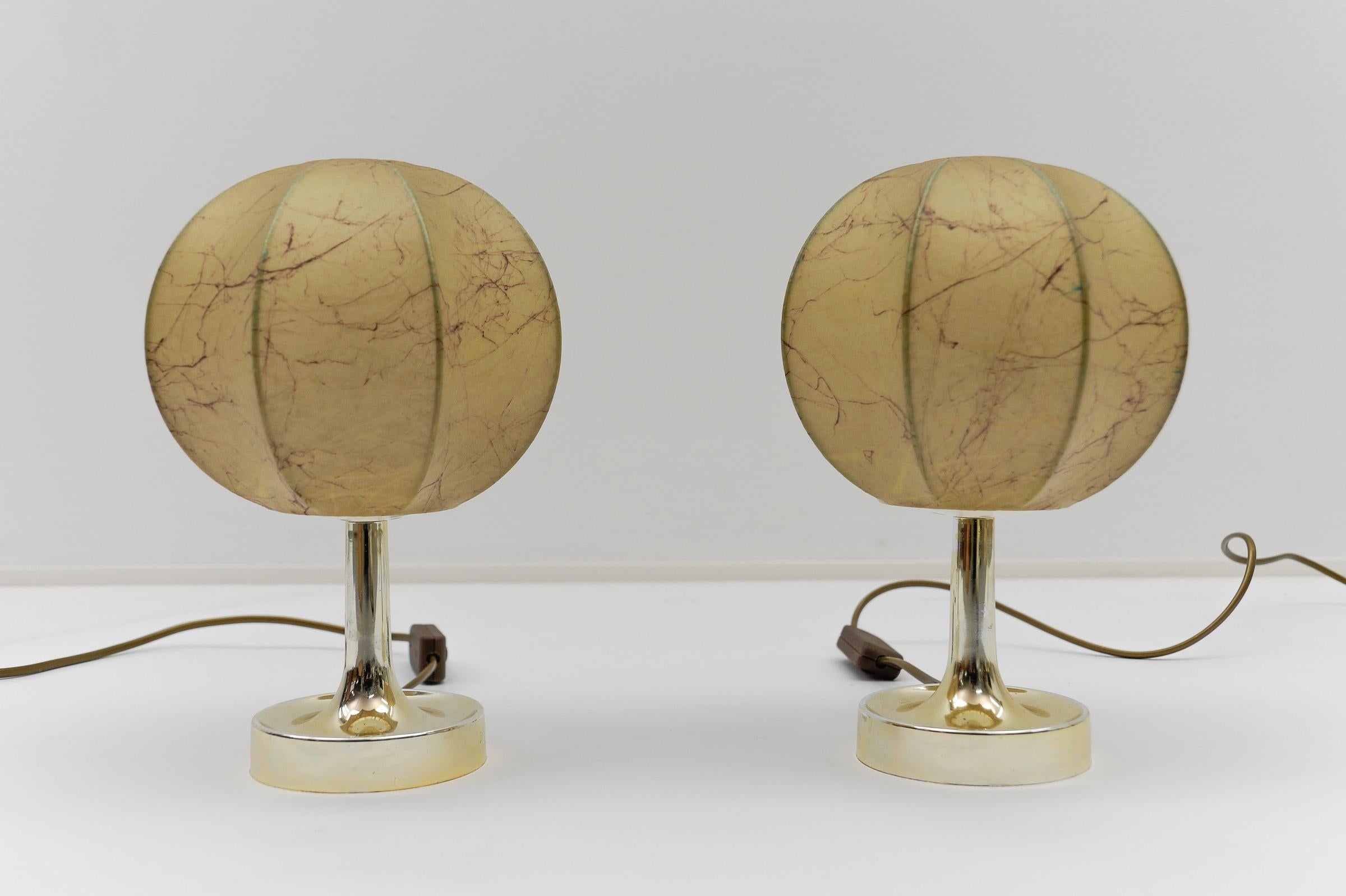 Allemand Paire de lampes de table tulipe cocon marbrée The MODERNITY, Goldkant, années 1950 en vente