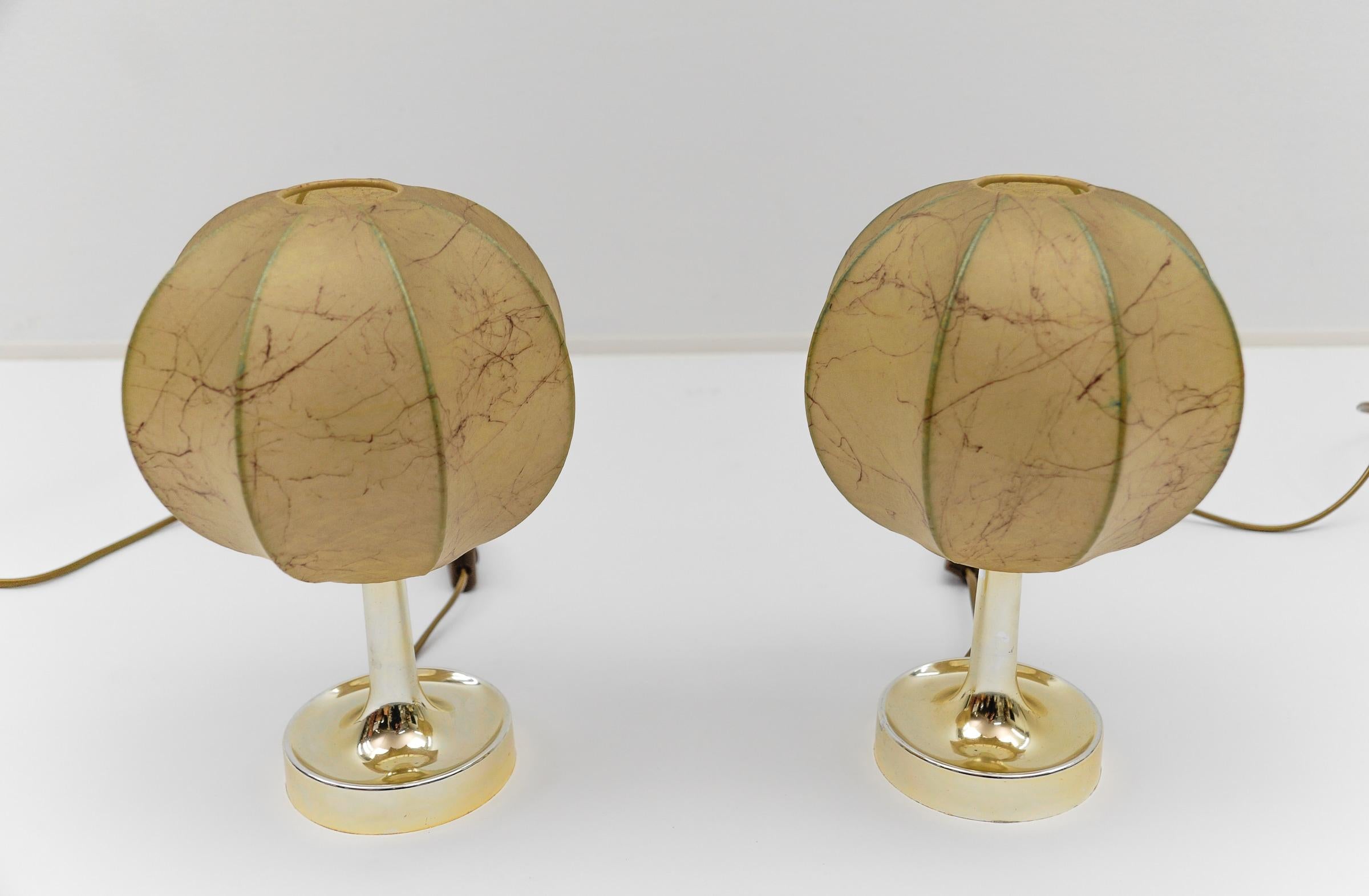 Milieu du XXe siècle Paire de lampes de table tulipe cocon marbrée The MODERNITY, Goldkant, années 1950 en vente