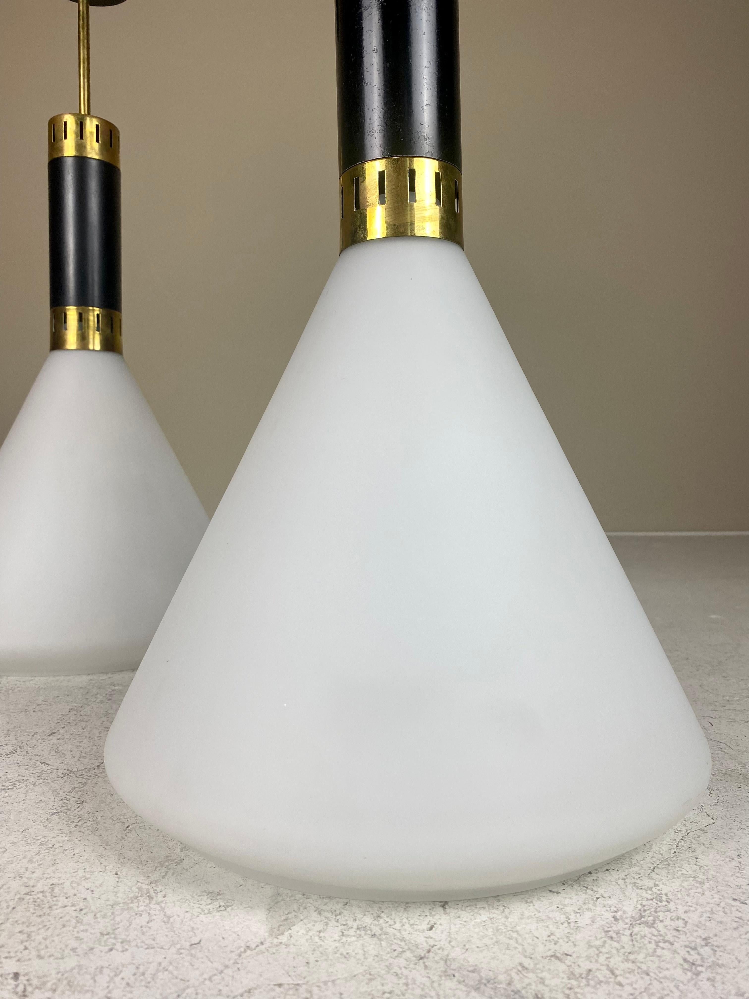 Pair of Mid-Century Modern Milk Glass Pendant Attributed to Stilnovo, circa 1958 In Good Condition For Sale In CULEMBORG, GE