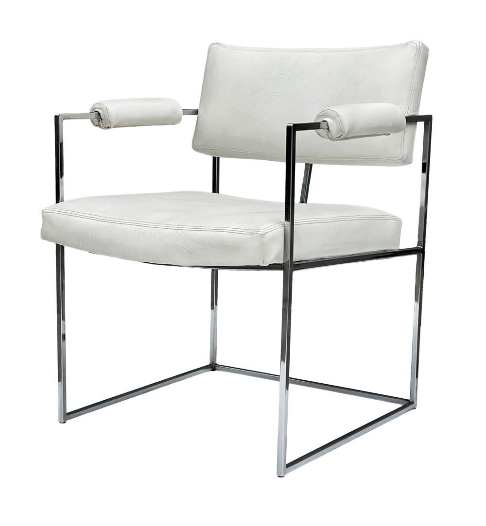 Une paire de fauteuils assortis conçus par Milo Baughman vers les années 1970. Les chaises sont dotées d'un cadre fin et d'un revêtement en naugahyde blanc. Très propre, état d'origine. 