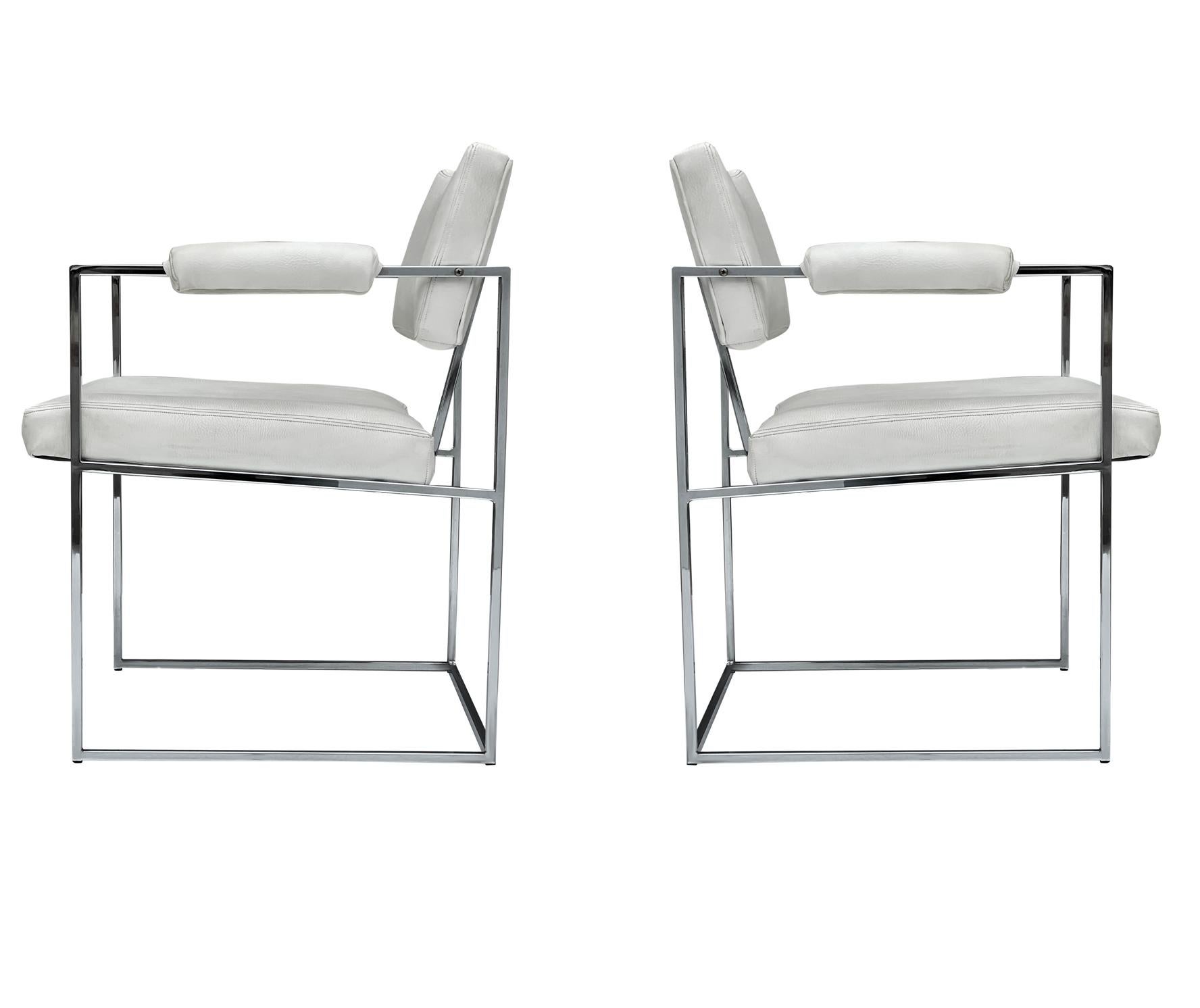 Naugahyde Paire de fauteuils ou chaises d'appoint blancs Milo Baughman de style moderne du milieu du siècle dernier  en vente