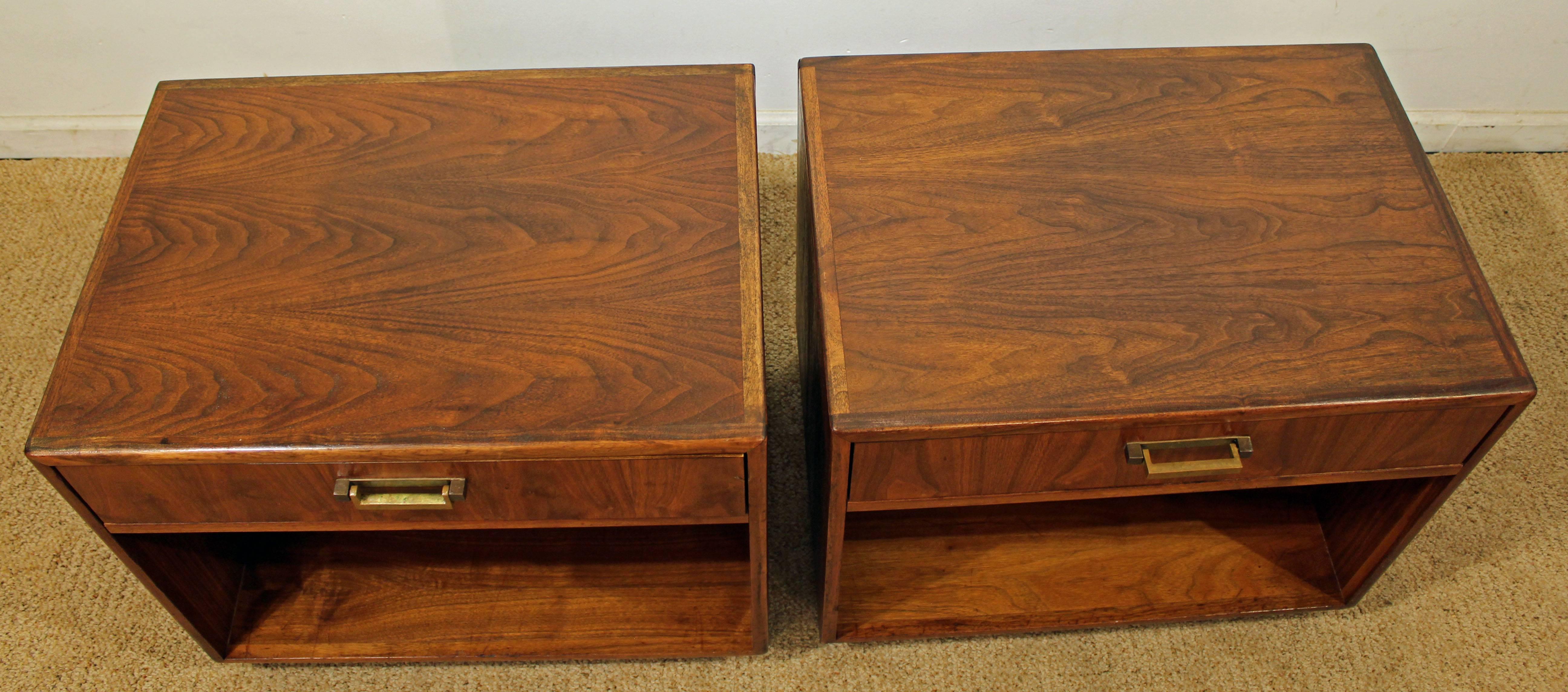 Pair of Mid-Century Modern Milo Baughman Founders Walnut Burl Nightstands In Excellent Condition In Wilmington, DE