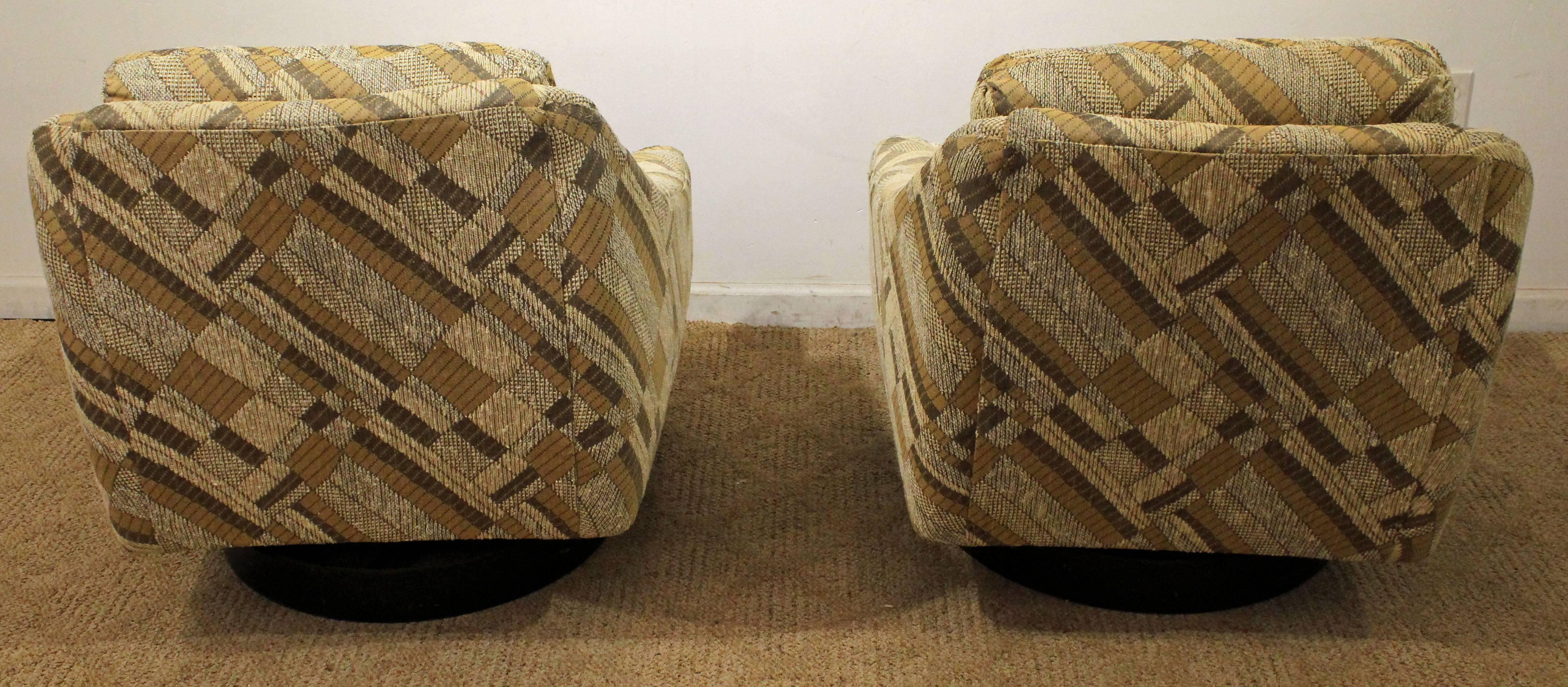 Pair of Mid-Century Modern Milo Baughman Selig Geometric Swivel Club Chairs In Good Condition In Wilmington, DE