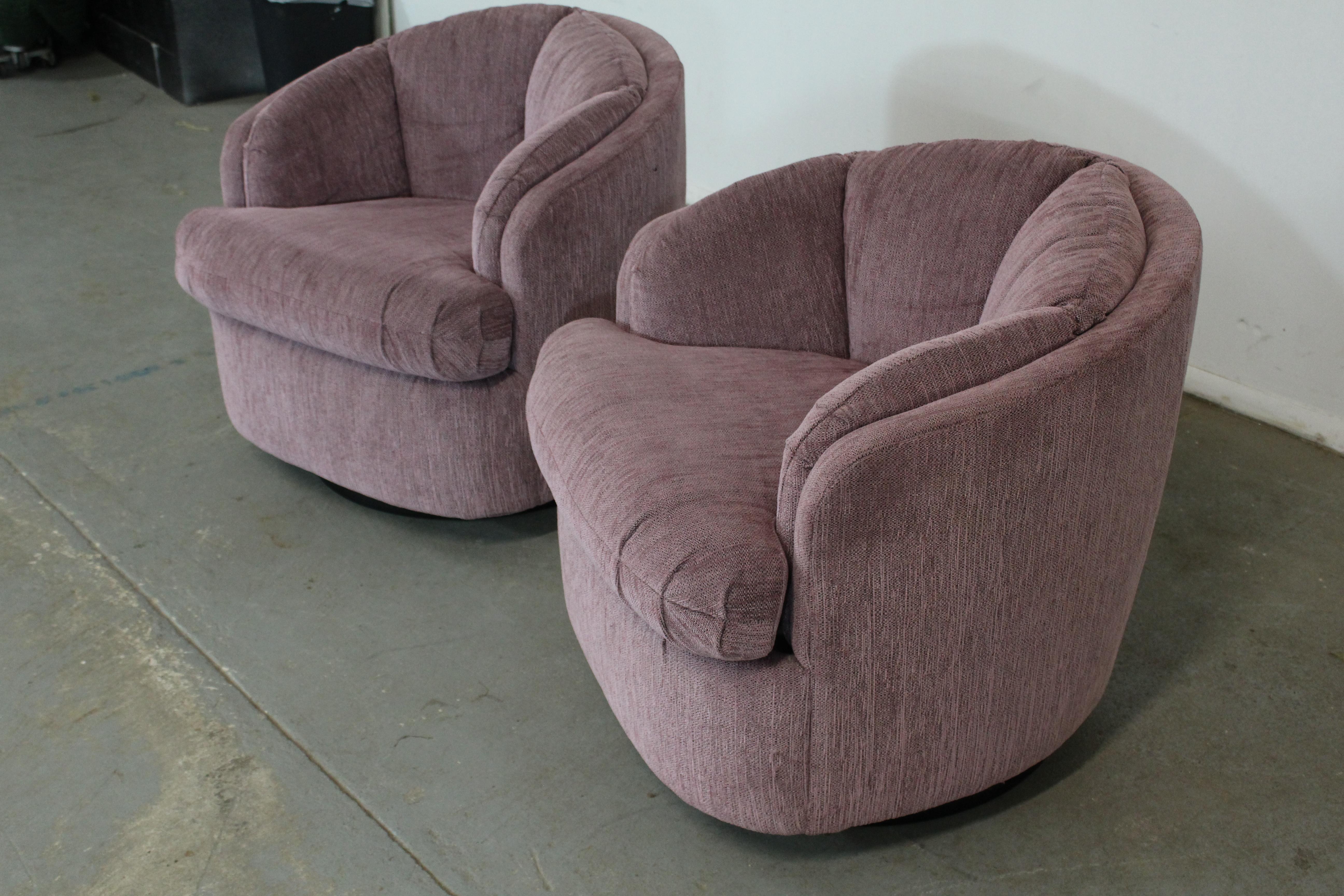 20th Century Pair of Mid-Century Modern Milo Baughman Style 360 Swivel Club Chairs For Sale