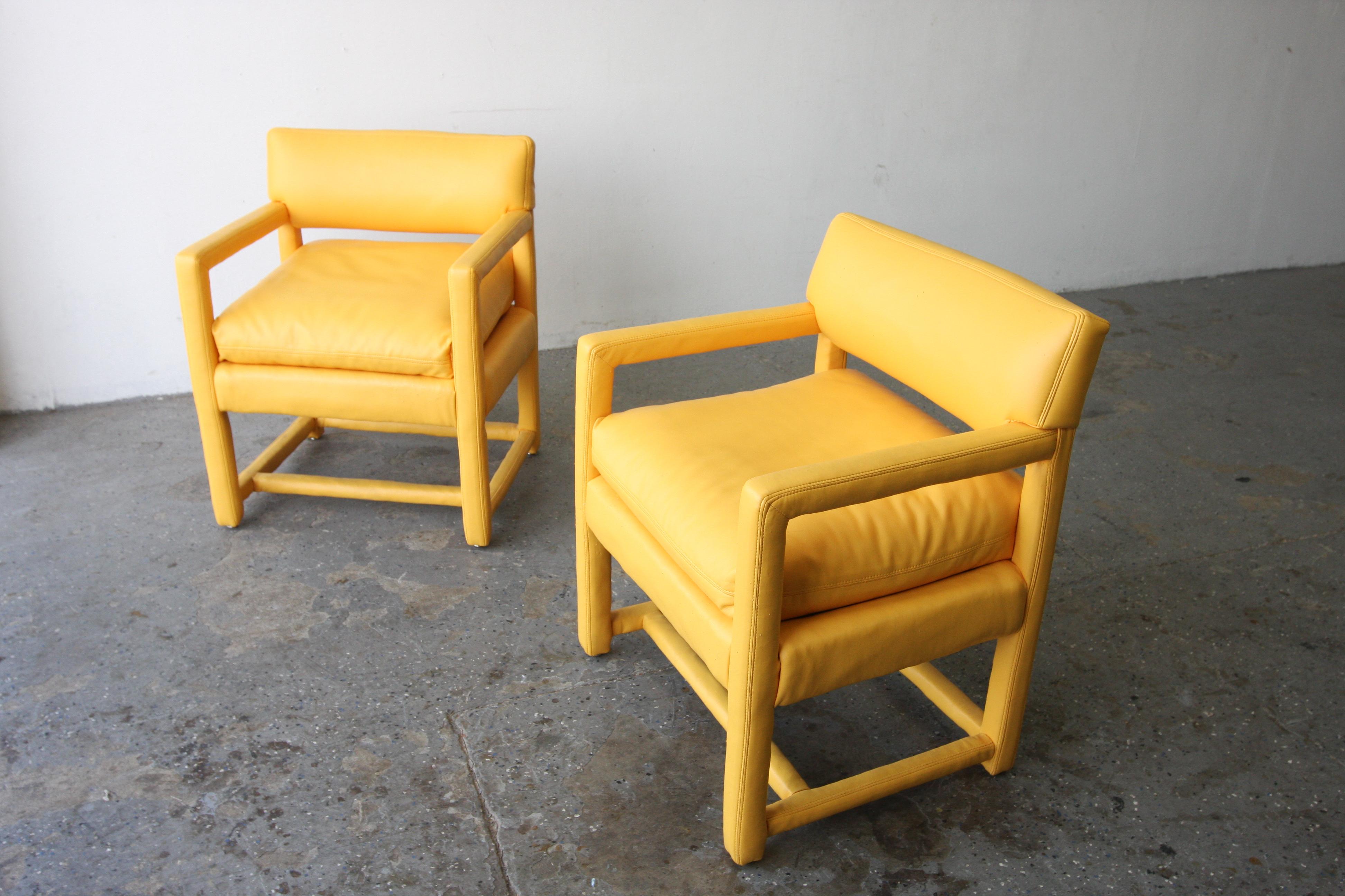 
Paar leuchtend gelbe Milo Baughman Stil Leder Parsons Club Chairs Club Chairs 


Ein schönes Set von Parsons-Stühlen im Vintage-Stil. Sie haben einen großartigen Milo Baughman Thayer Coggin Stil. Sie haben ein sehr weiches hellgelbes veganes Leder,