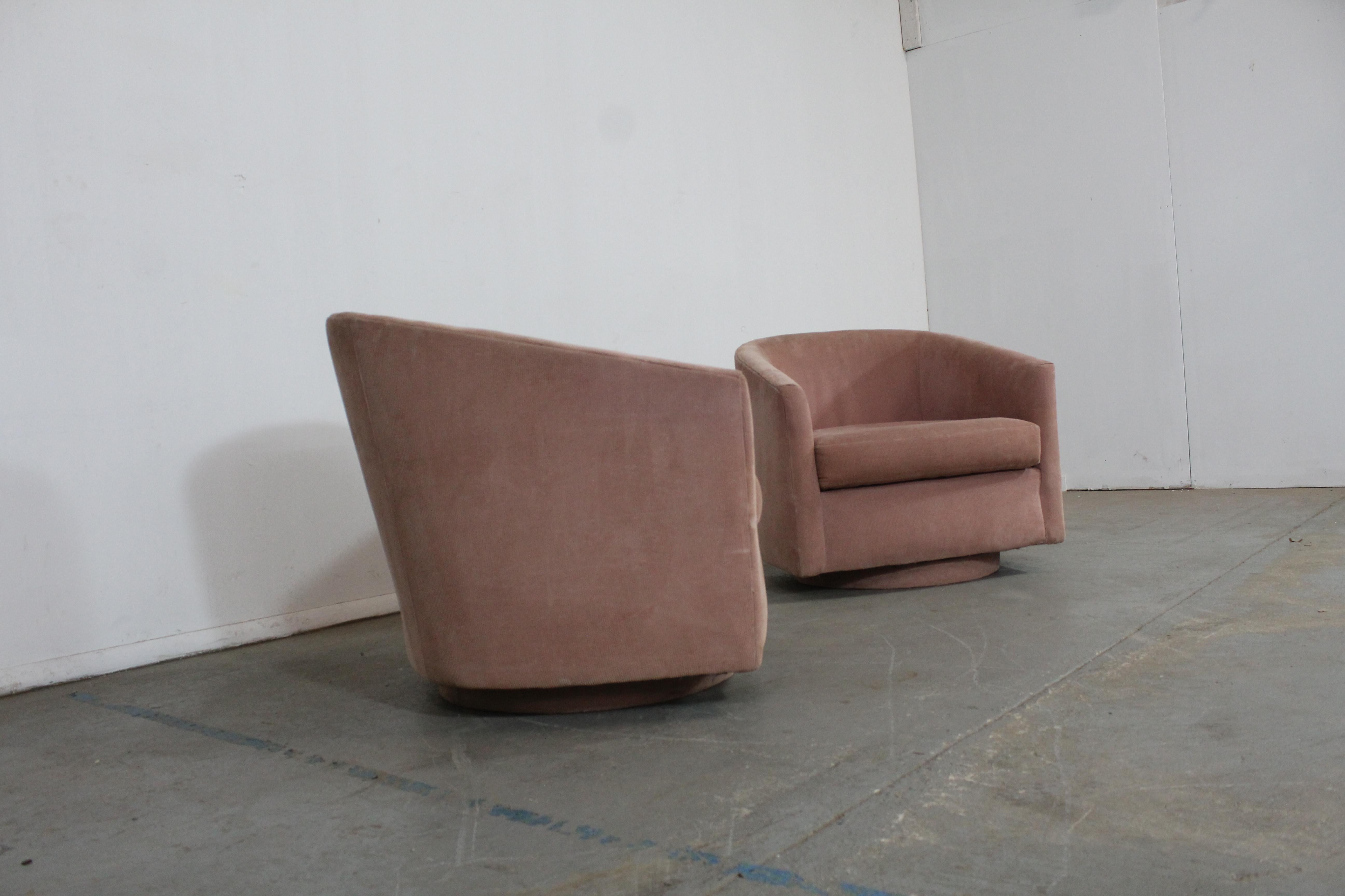 American Pair of Mid-Century Modern Milo Baughman Style Swivel Club Chairs For Sale
