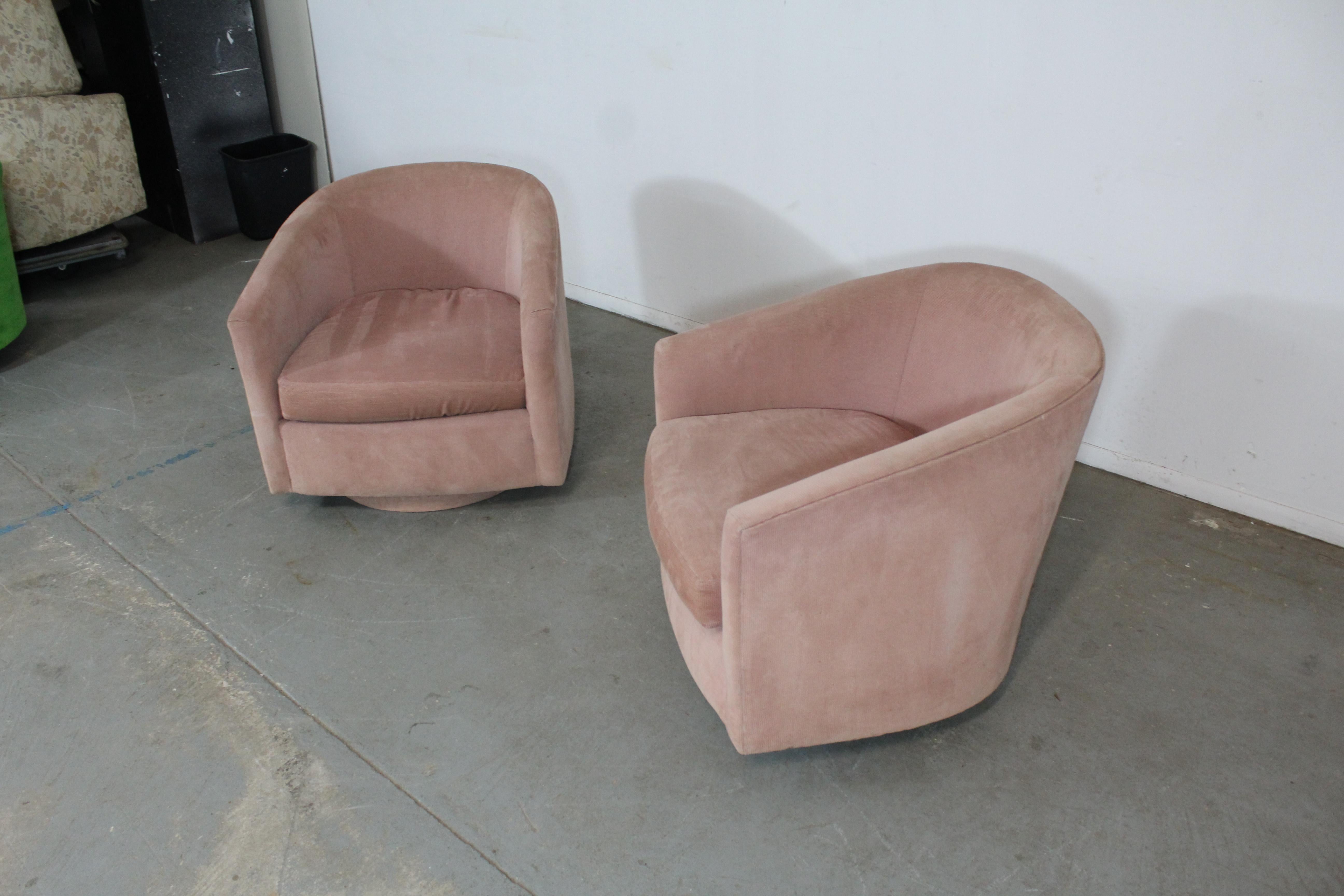 Suede Pair of Mid-Century Modern Milo Baughman Style Swivel Club Chairs For Sale