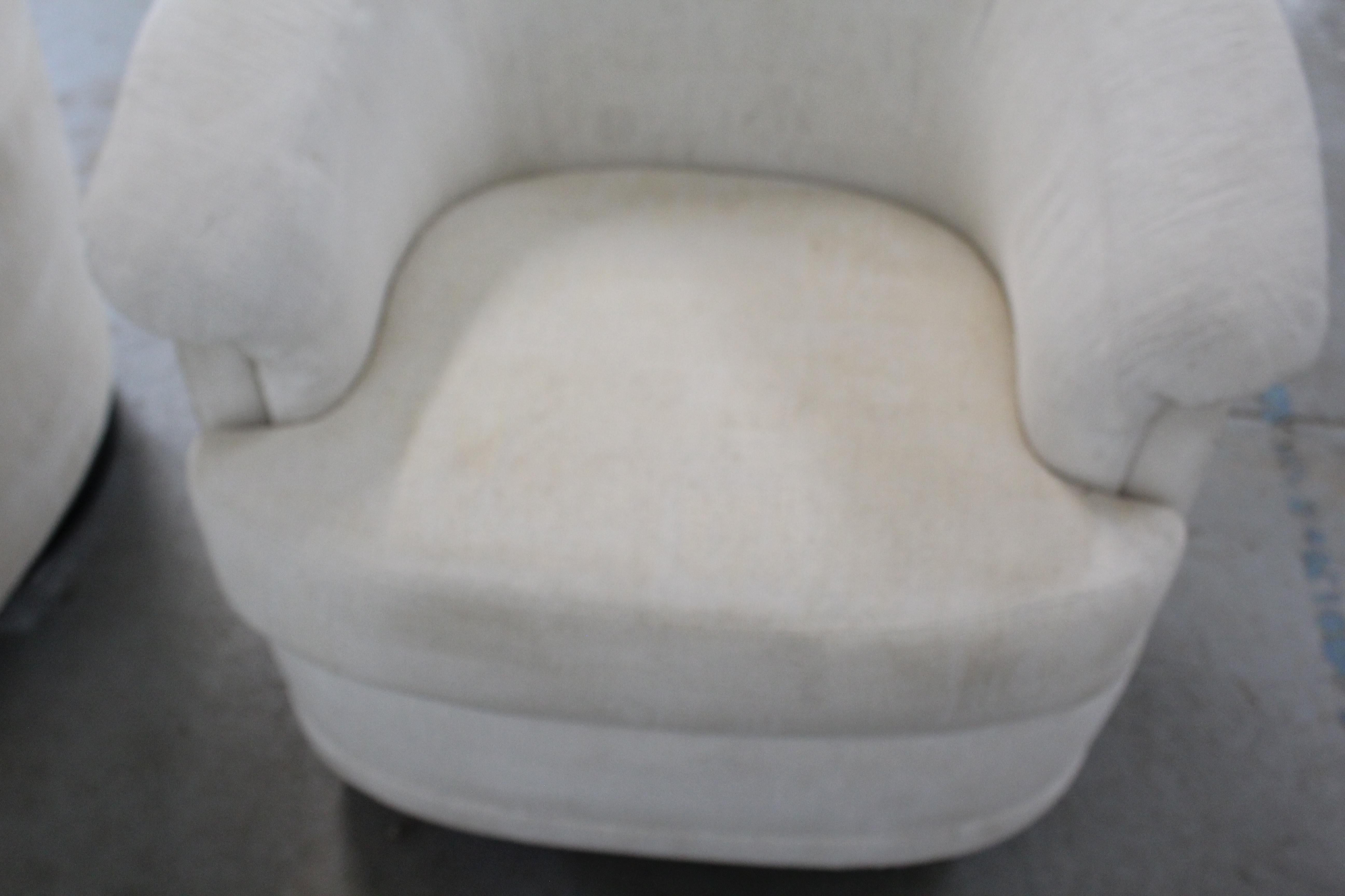 Pair of Mid-Century Modern Milo Baughman Style Swivel Rocker Club Chairs For Sale 4