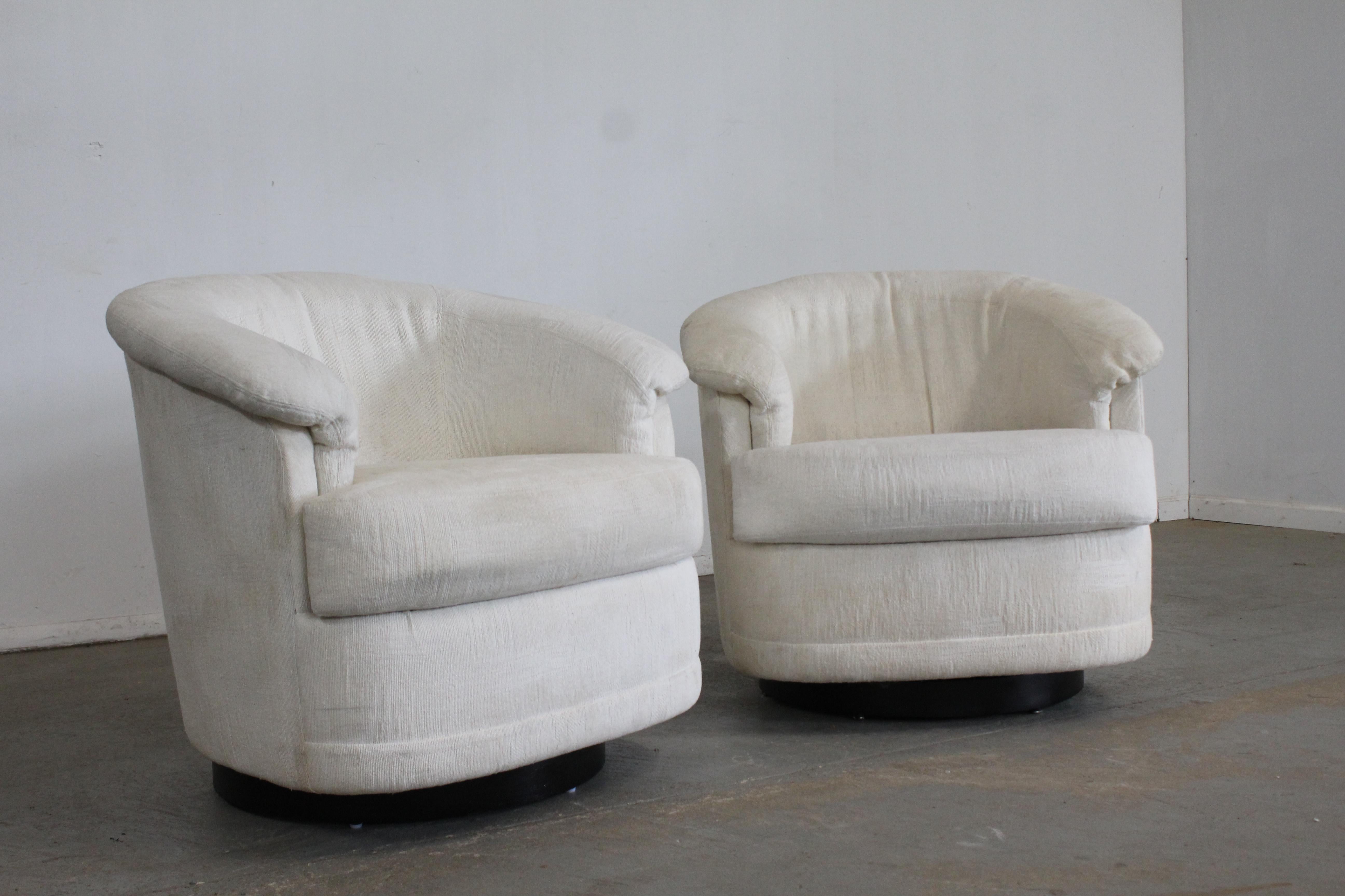 Paire de fauteuils club pivotants de style Milo Baughman de style moderne du milieu du siècle dernier