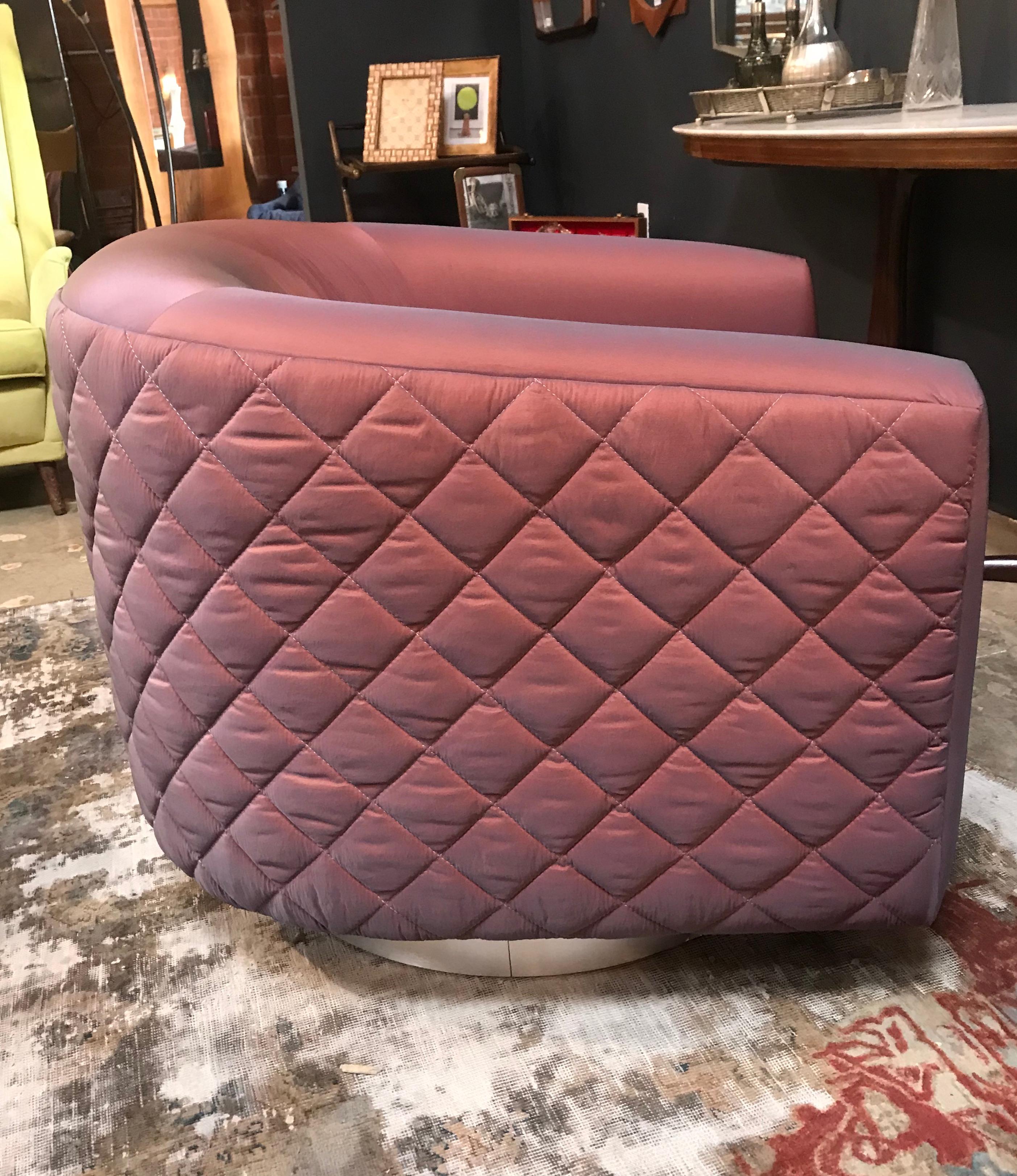 Soie Paire de fauteuils club pivotants en noyer à base de Milo Baughman, de style moderne du milieu du siècle dernier en vente
