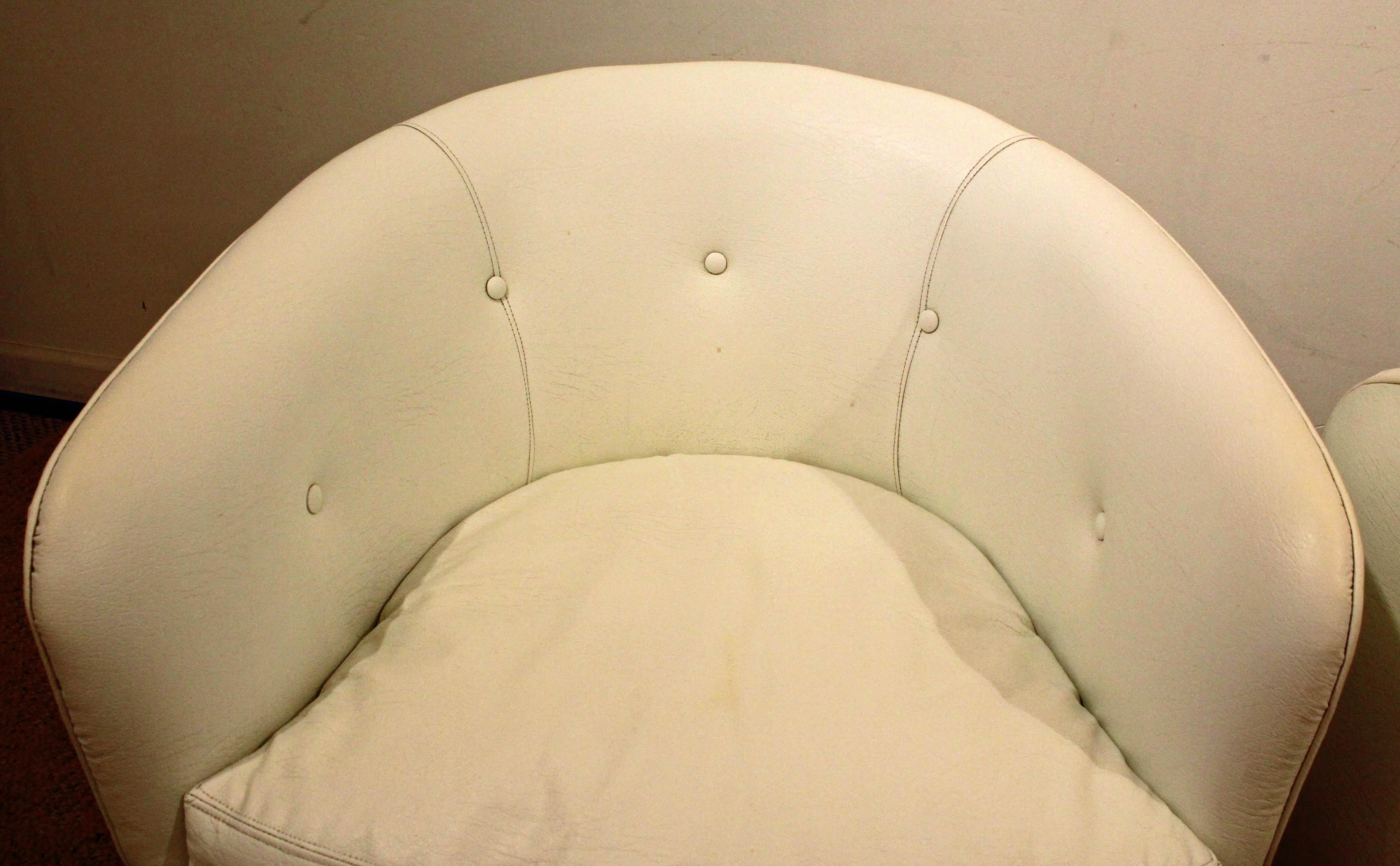 Mid-20th Century Pair of Mid-Century Modern Milo Baughman Swivel Club Chairs