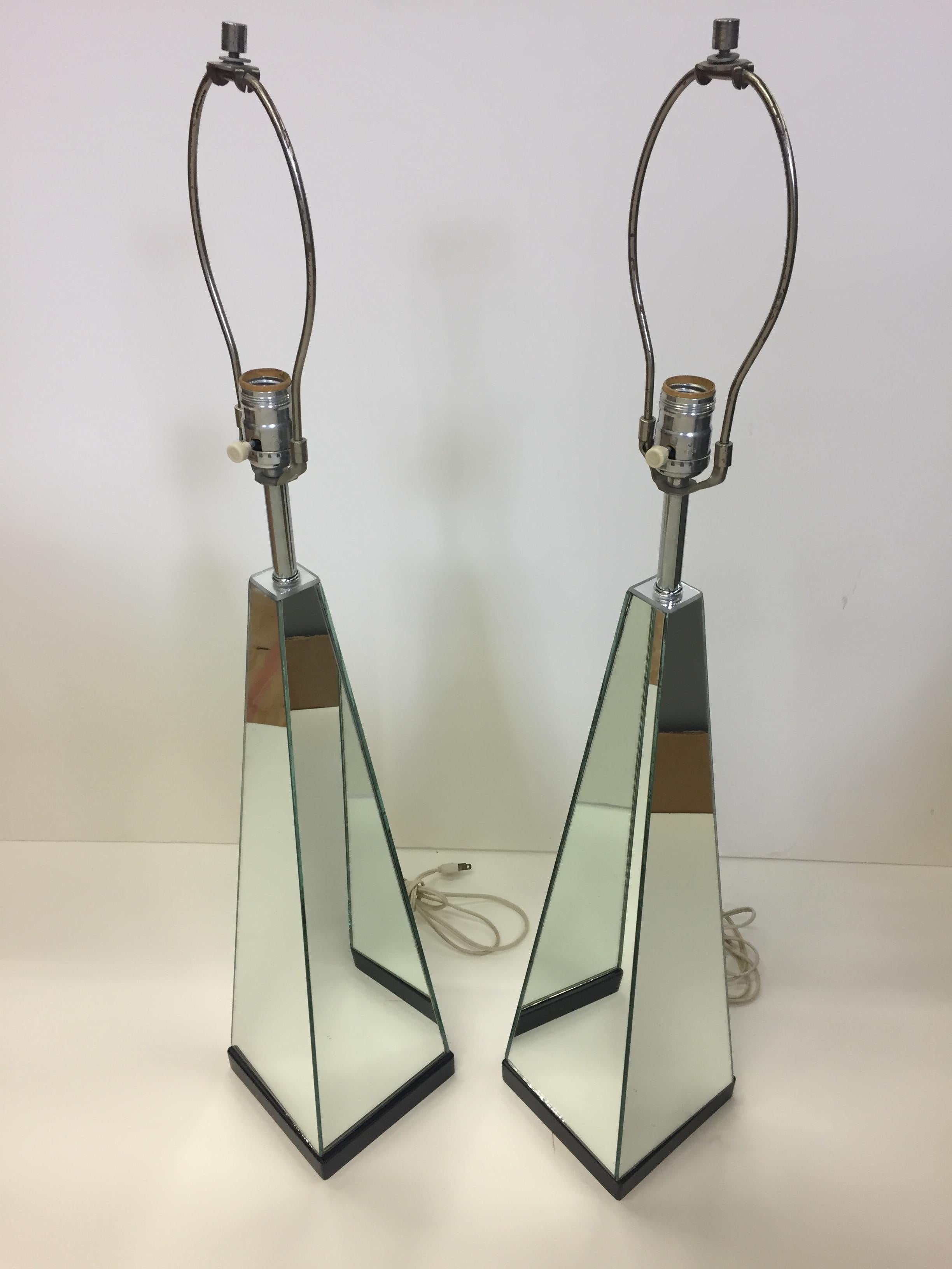 North American Pair of Mid-Century Modern Mirrored Obelisk Table Lamps For Sale