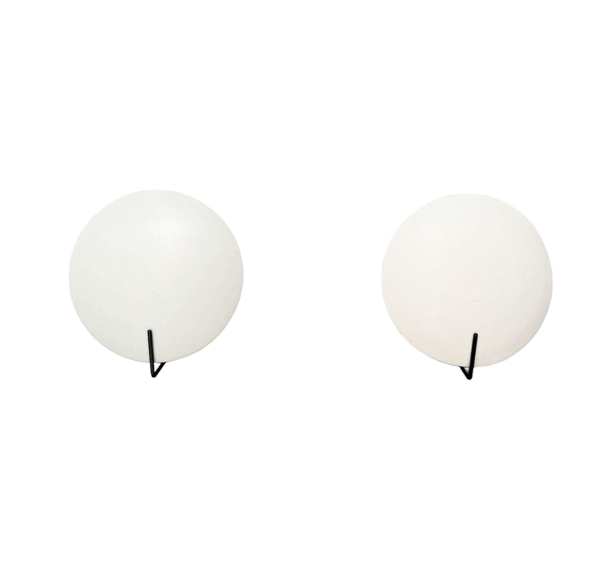 Impresionante y elegante pareja de apliques o plafones de la Modernidad de Mediados de Siglo Modelo 232.
Diseño de Bruno Gatta para Stilnovo.
Llamativo diseño italiano de los años 1960.
Tulipas originales de metal blanco sujetas por un vástago de