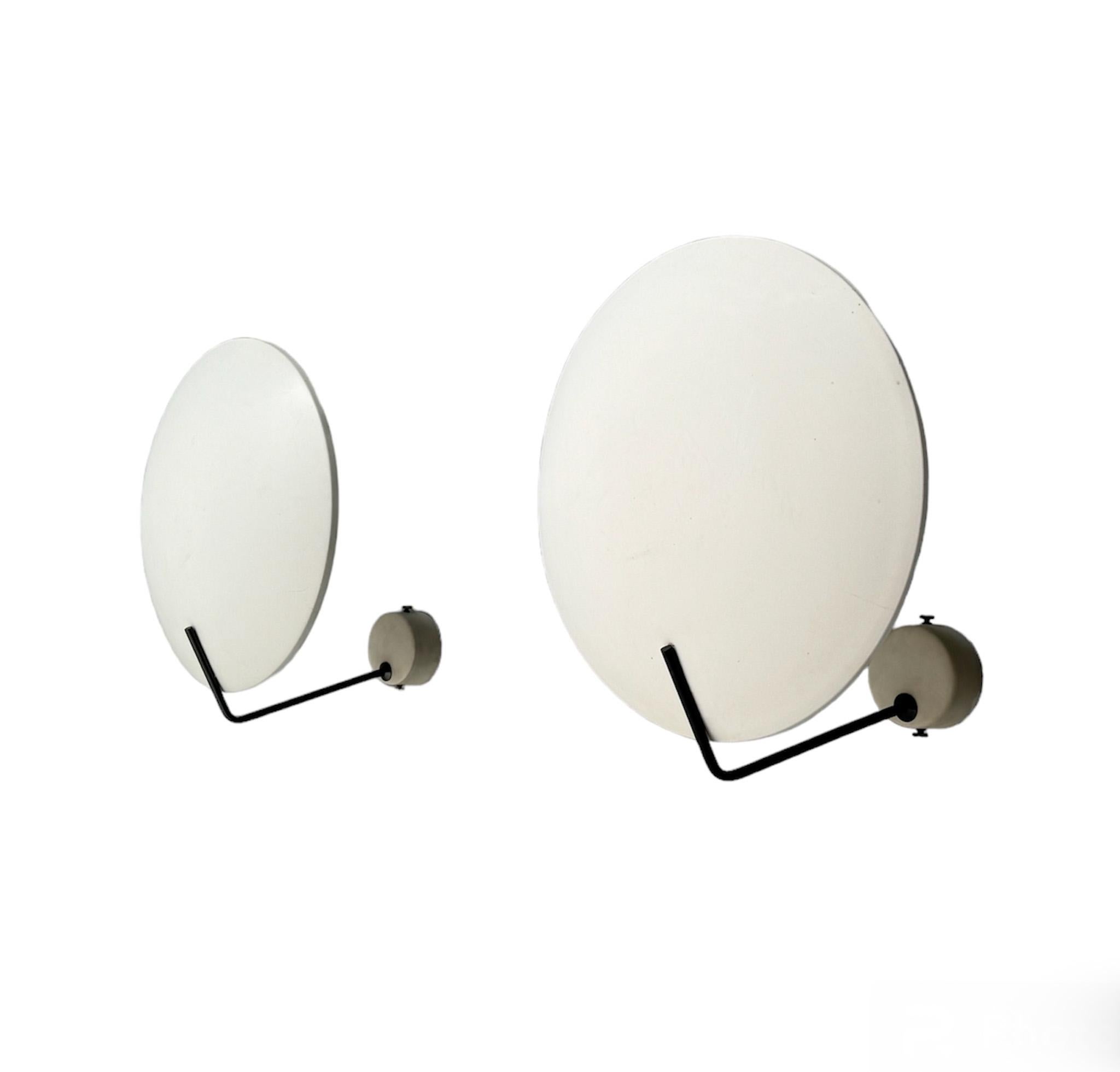 Pareja de apliques o plafones modernos de mediados de siglo modelo 232 de Bruno Gatta, 1962 Moderno de mediados de siglo en venta