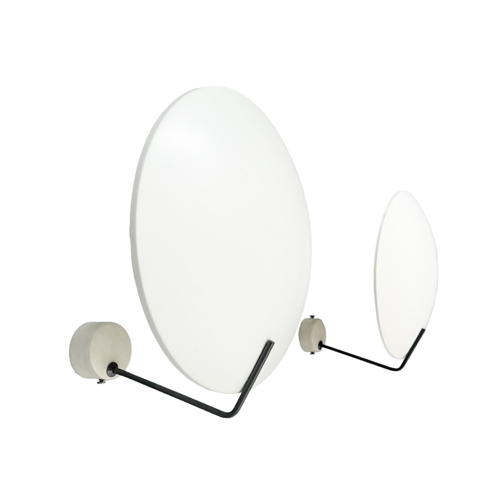 Pareja de apliques o plafones modernos de mediados de siglo modelo 232 de Bruno Gatta, 1962 Italiano en venta