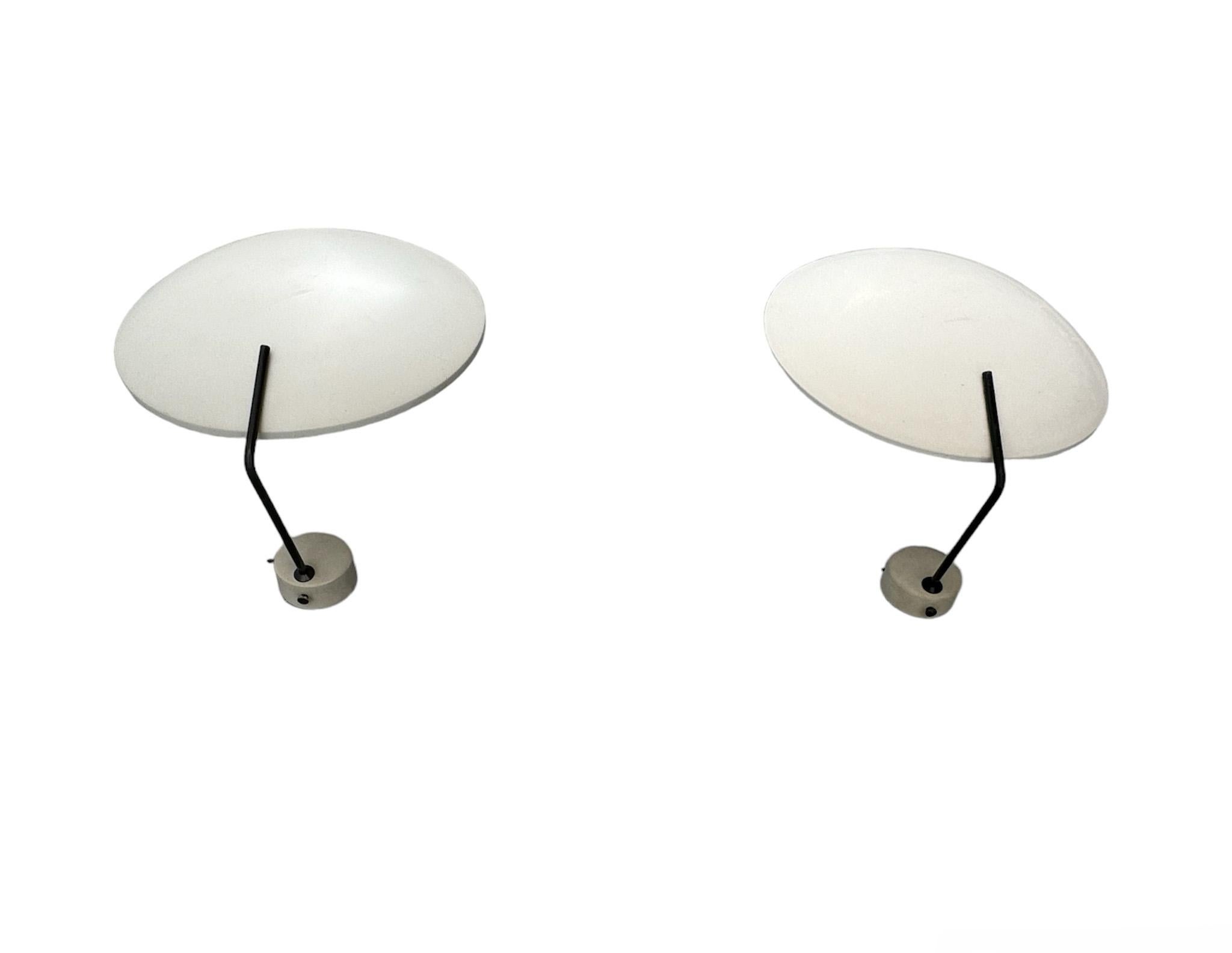 Pareja de apliques o plafones modernos de mediados de siglo modelo 232 de Bruno Gatta, 1962 en Bueno estado para la venta en Amsterdam, NL