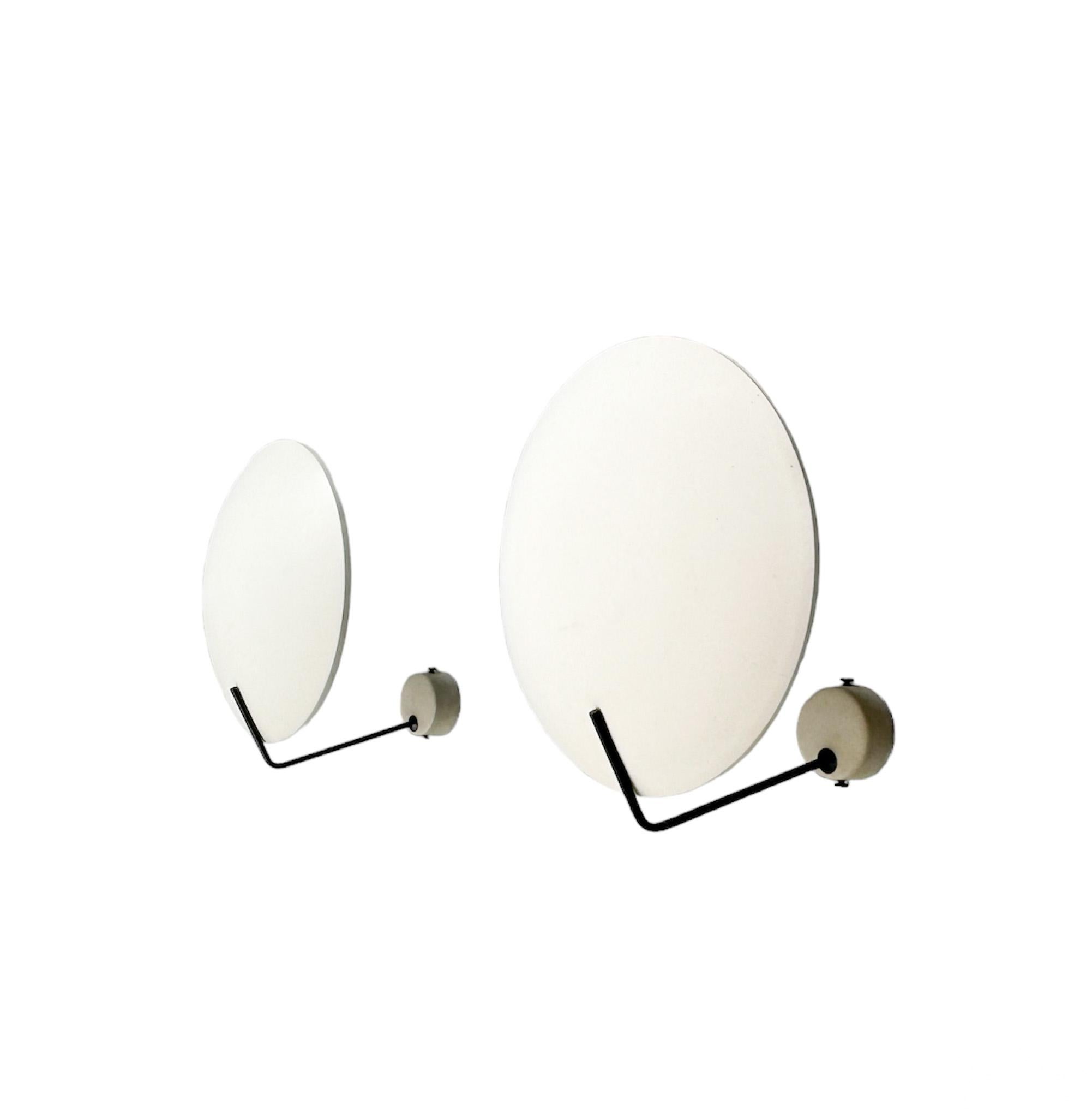 Pareja de apliques o plafones modernos de mediados de siglo modelo 232 de Bruno Gatta, 1962 mediados del siglo XX en venta