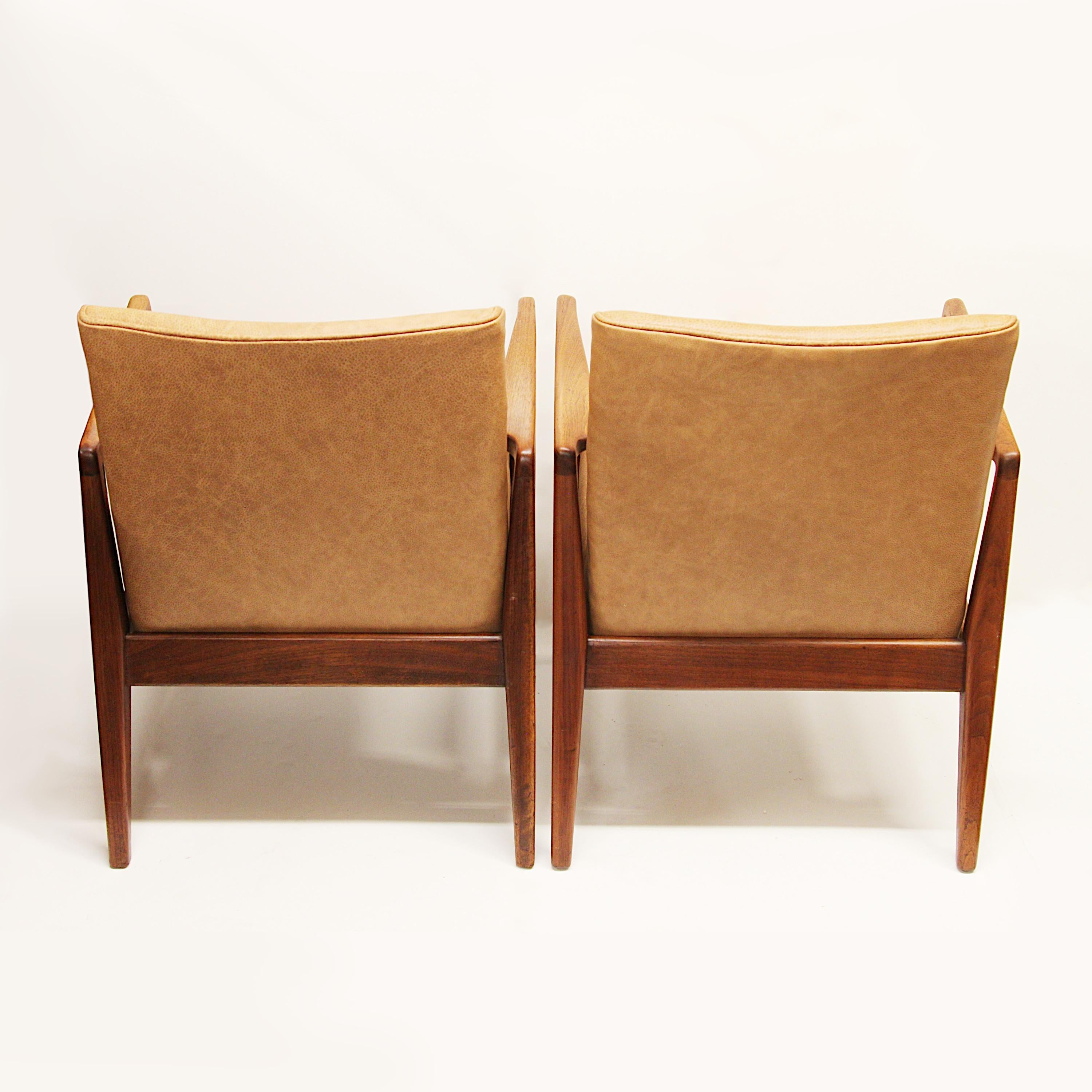 American Pair of Mid-Century Modern Model C-120 Leather & Walnut Armchairs by Jens Risom