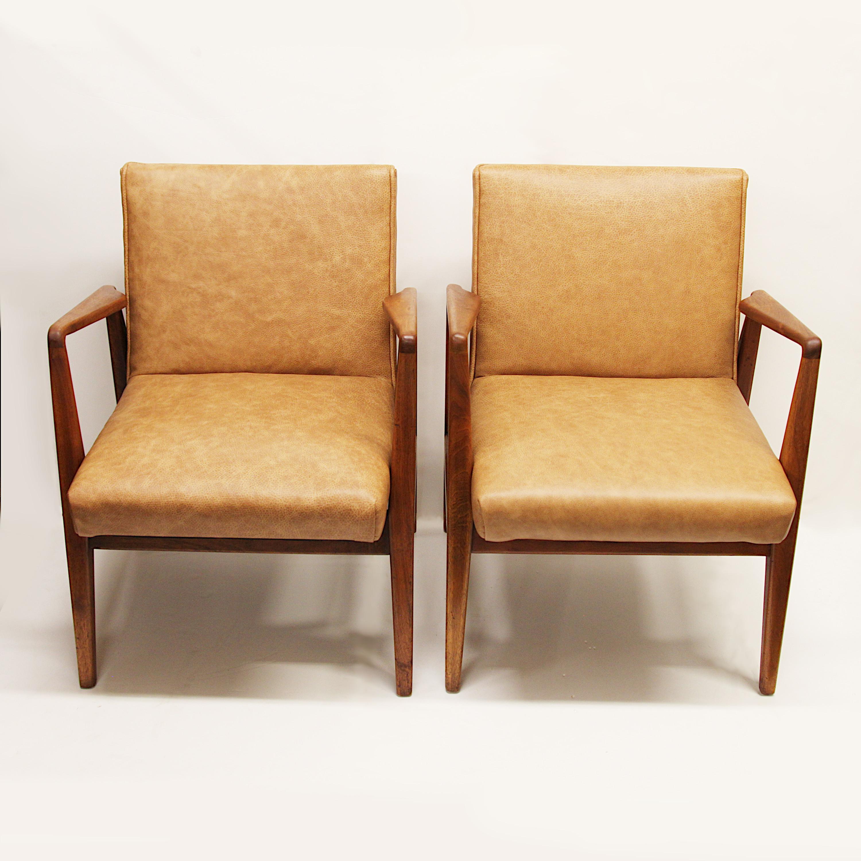 Mid-20th Century Pair of Mid-Century Modern Model C-120 Leather & Walnut Armchairs by Jens Risom