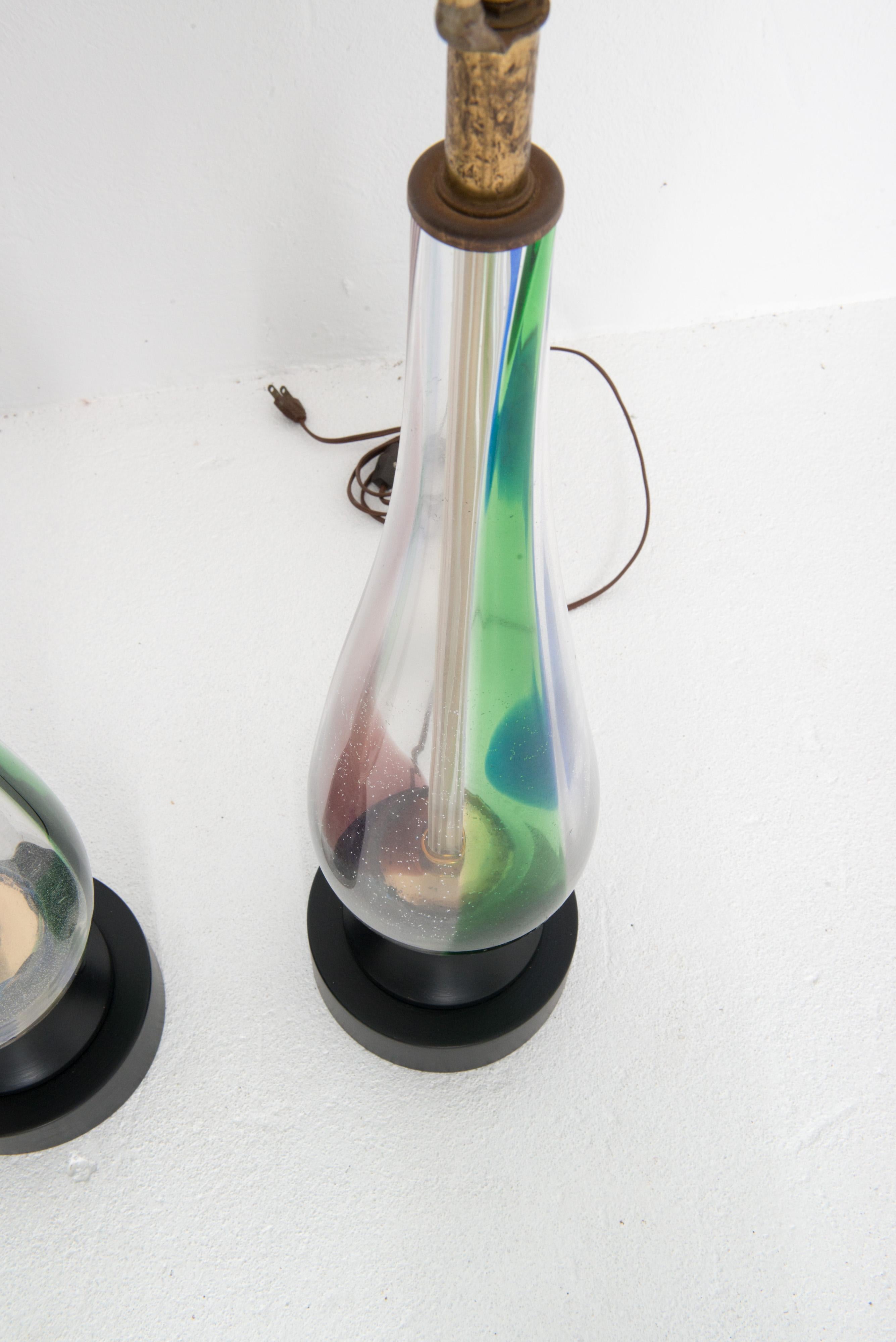Paar moderne mehrfarbige mundgeblasene Glaslampen aus der Mitte des Jahrhunderts im Zustand „Gut“ im Angebot in Stamford, CT
