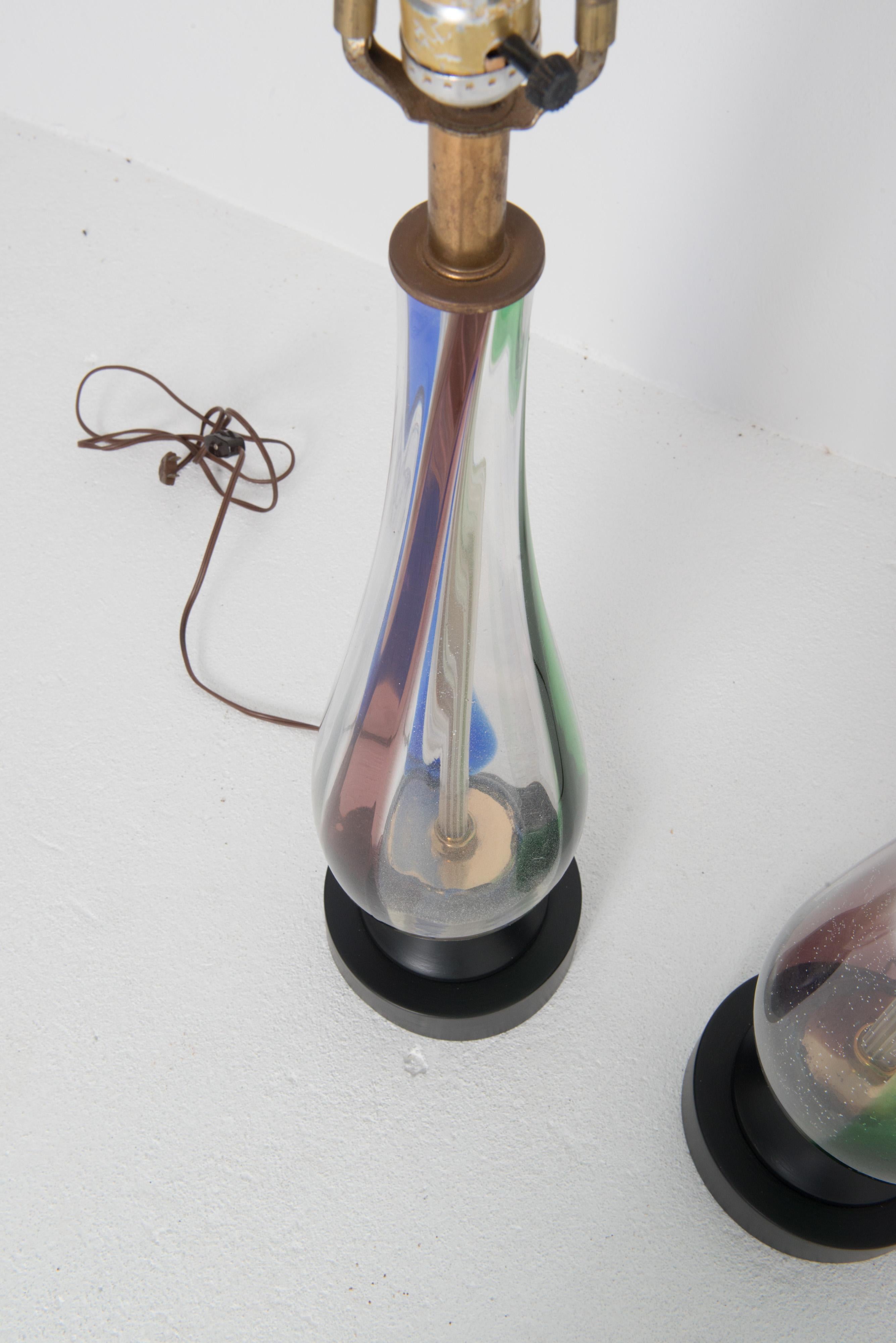 Paar moderne mehrfarbige mundgeblasene Glaslampen aus der Mitte des Jahrhunderts (Mitte des 20. Jahrhunderts) im Angebot