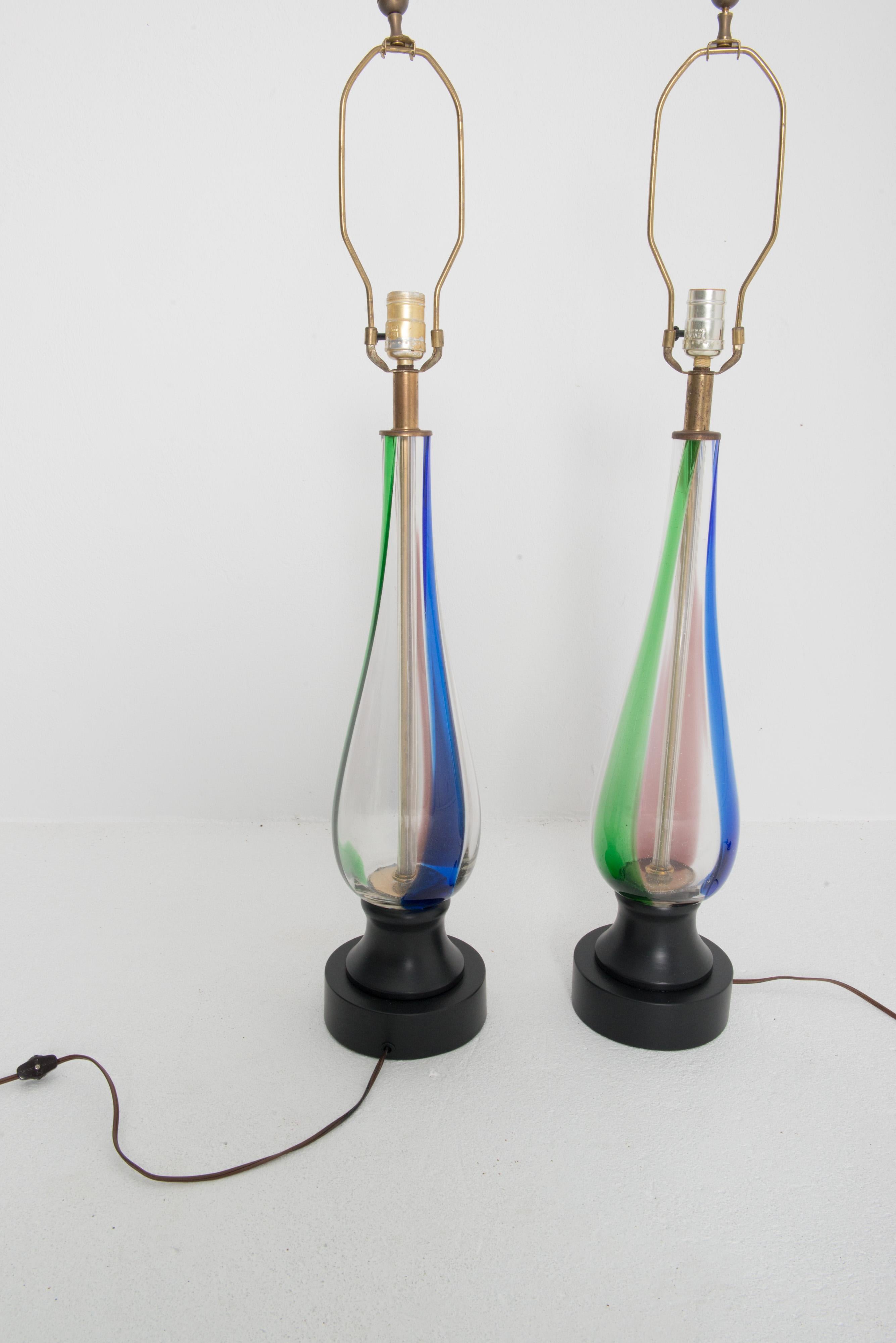 Paar moderne mehrfarbige mundgeblasene Glaslampen aus der Mitte des Jahrhunderts im Angebot 1