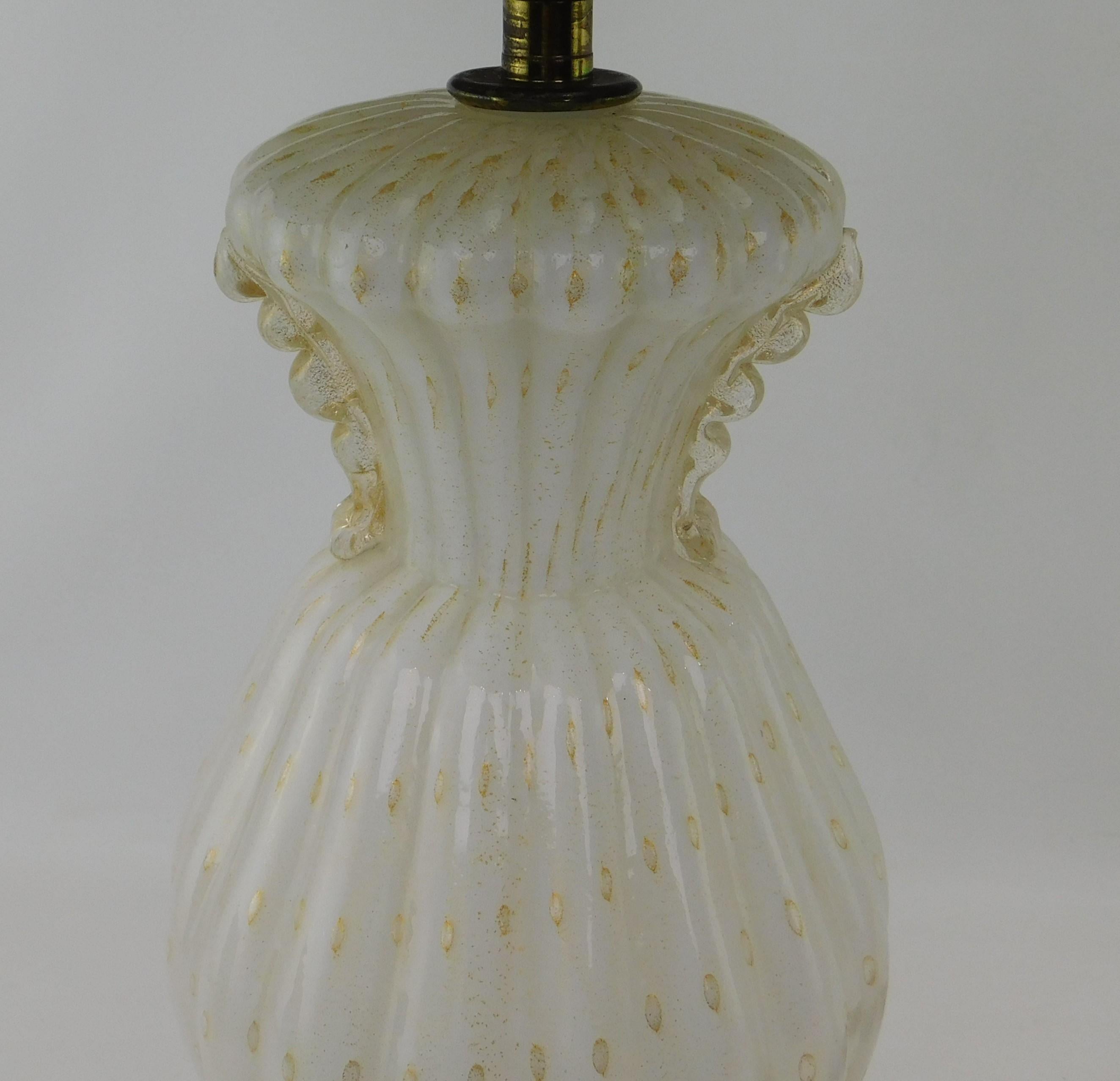 Fait à la machine Paire de lampes de bureau en verre d'art de Murano de style mi-siècle moderne avec éclats d'or en vente