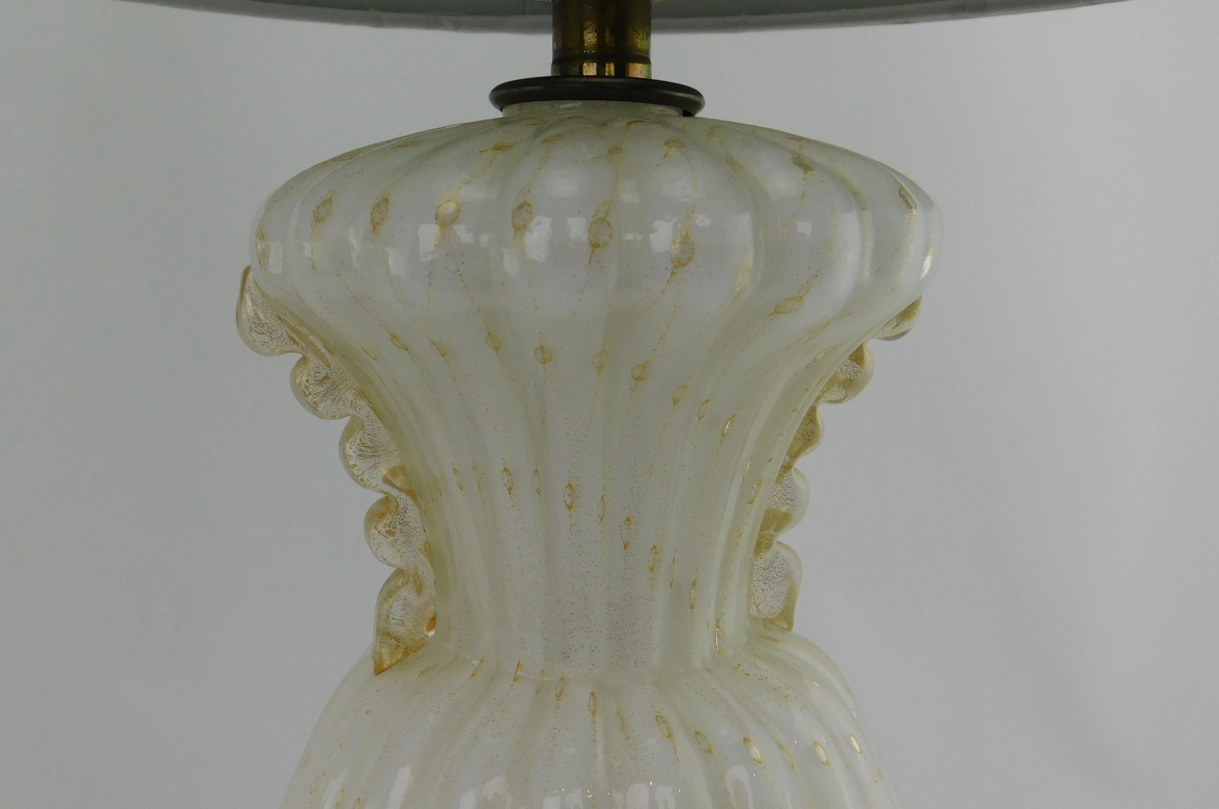 20ième siècle Paire de lampes de bureau en verre d'art de Murano de style mi-siècle moderne avec éclats d'or en vente