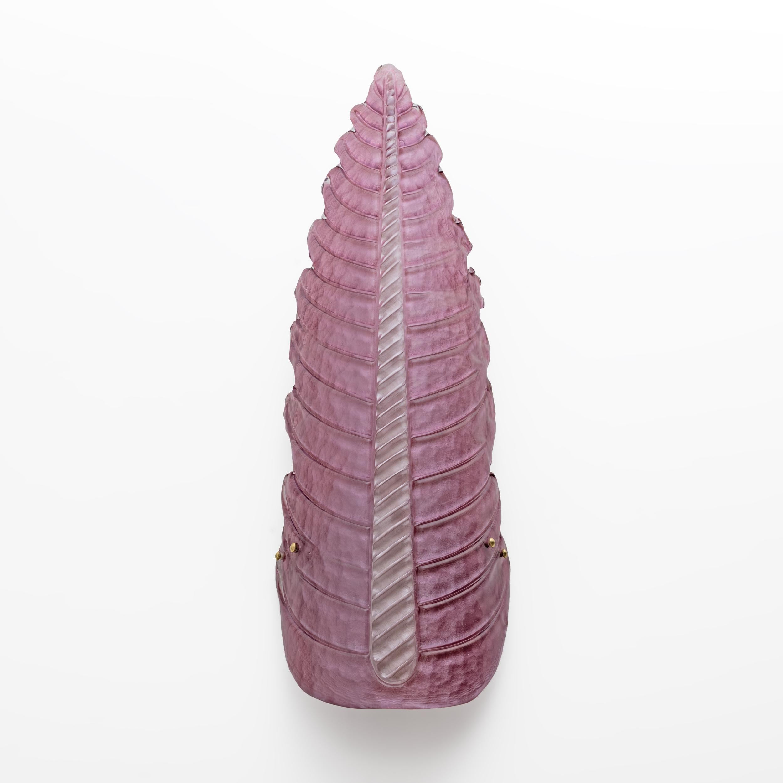 Precioso diseño para estos apliques en forma de hoja, de color rosa amatista con una nervadura vertical blanca. Refinamiento y clase como en el estilo de Murano, piezas únicas que siempre siguen siendo preciosas.
Cada aplique está hecho de una sola