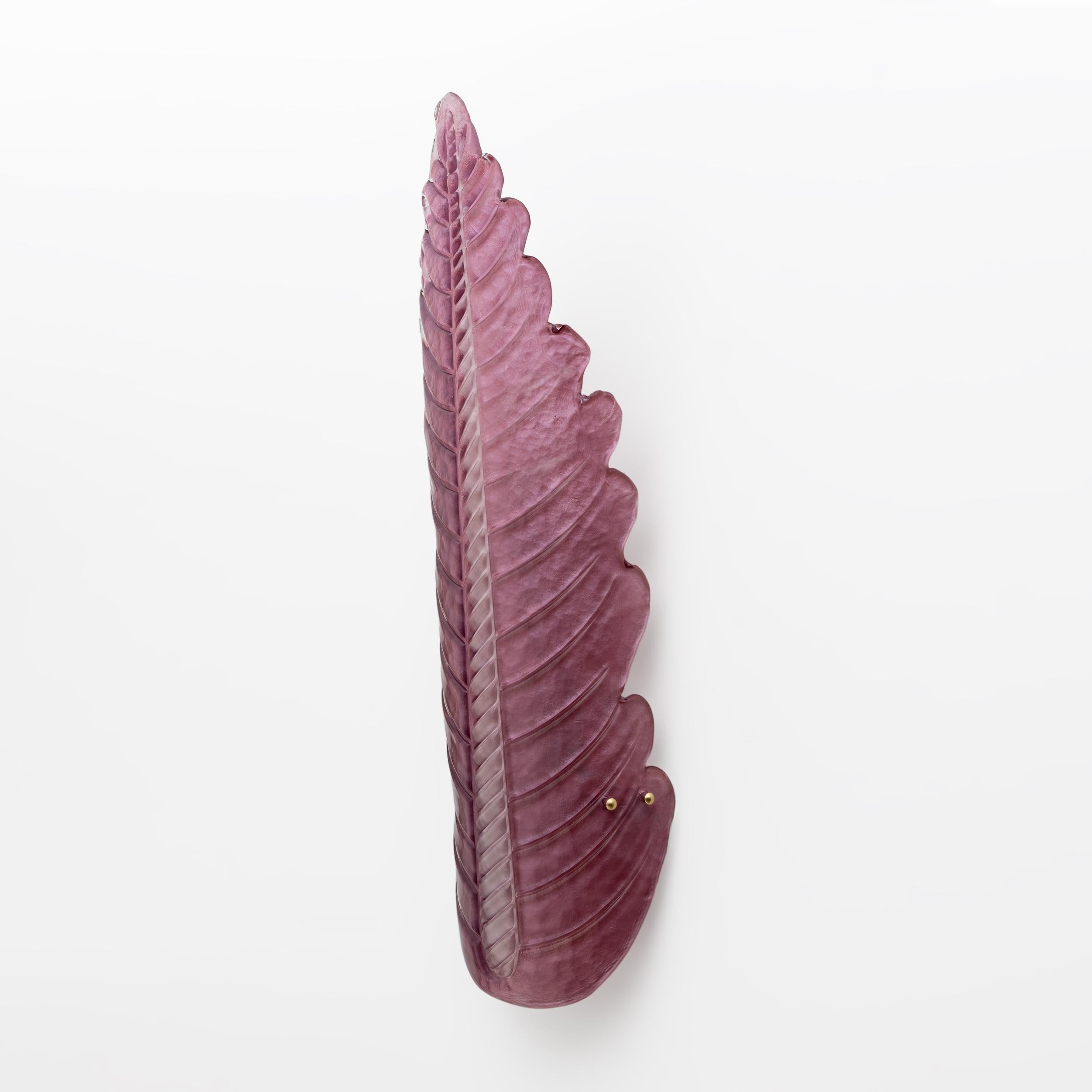 Pareja de apliques de cristal de Murano de mediados de siglo con grandes hojas de color rosa amatista Moderno de mediados de siglo en venta