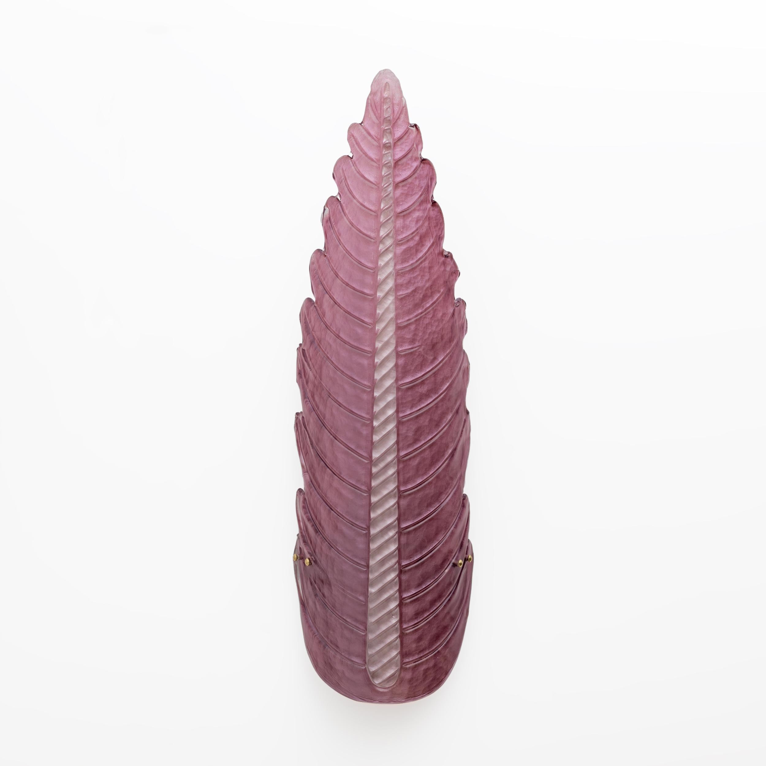 Pareja de apliques de cristal de Murano de mediados de siglo con grandes hojas de color rosa amatista Contemporáneo en venta